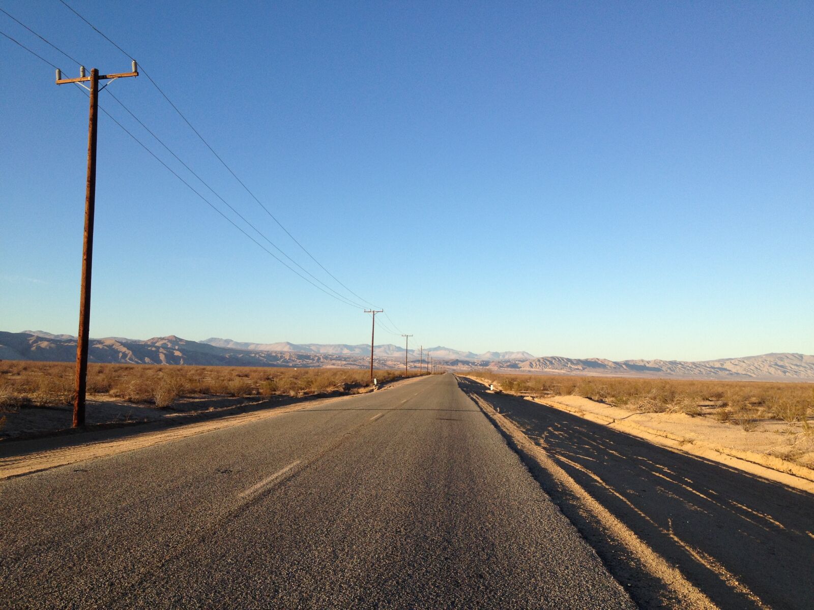 iPhone 4S back camera 4.28mm f/2.4 sample photo. Road, desert, landscape photography