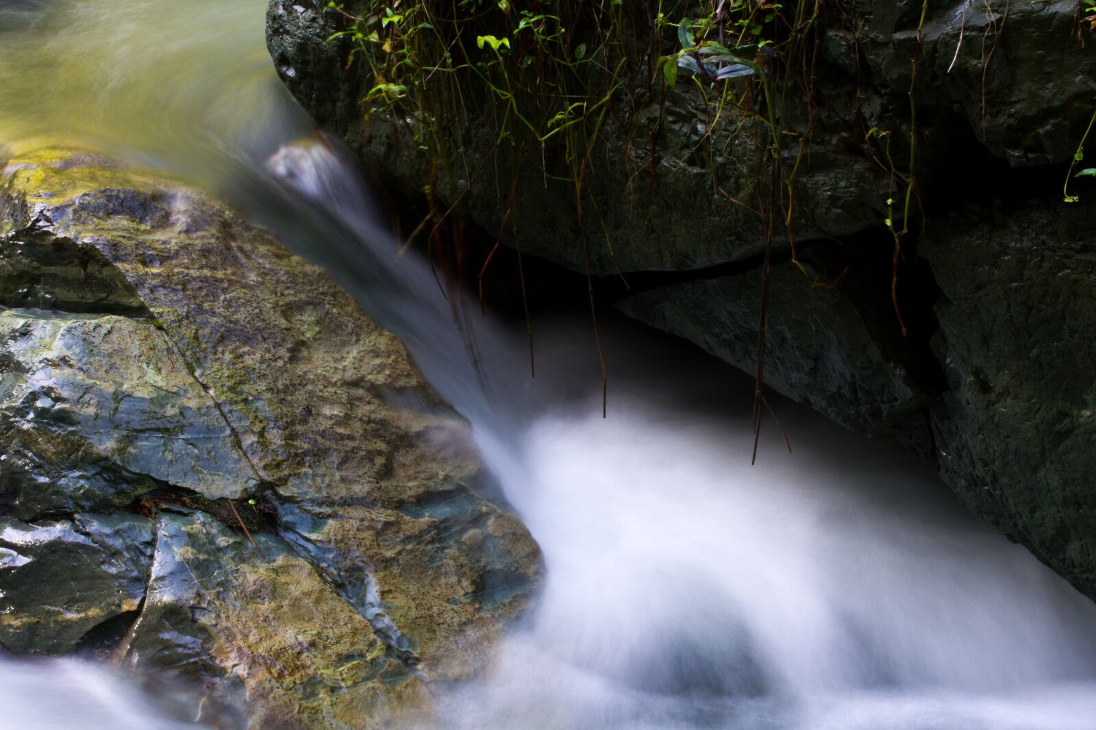 Canon EOS 7D + Canon EF 35mm F2 sample photo. Jarabacoa, river, flow photography