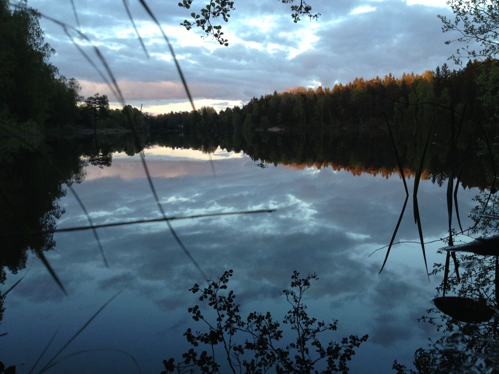 iPhone 4S back camera 4.28mm f/2.4 sample photo. Reflections, sunset, water photography