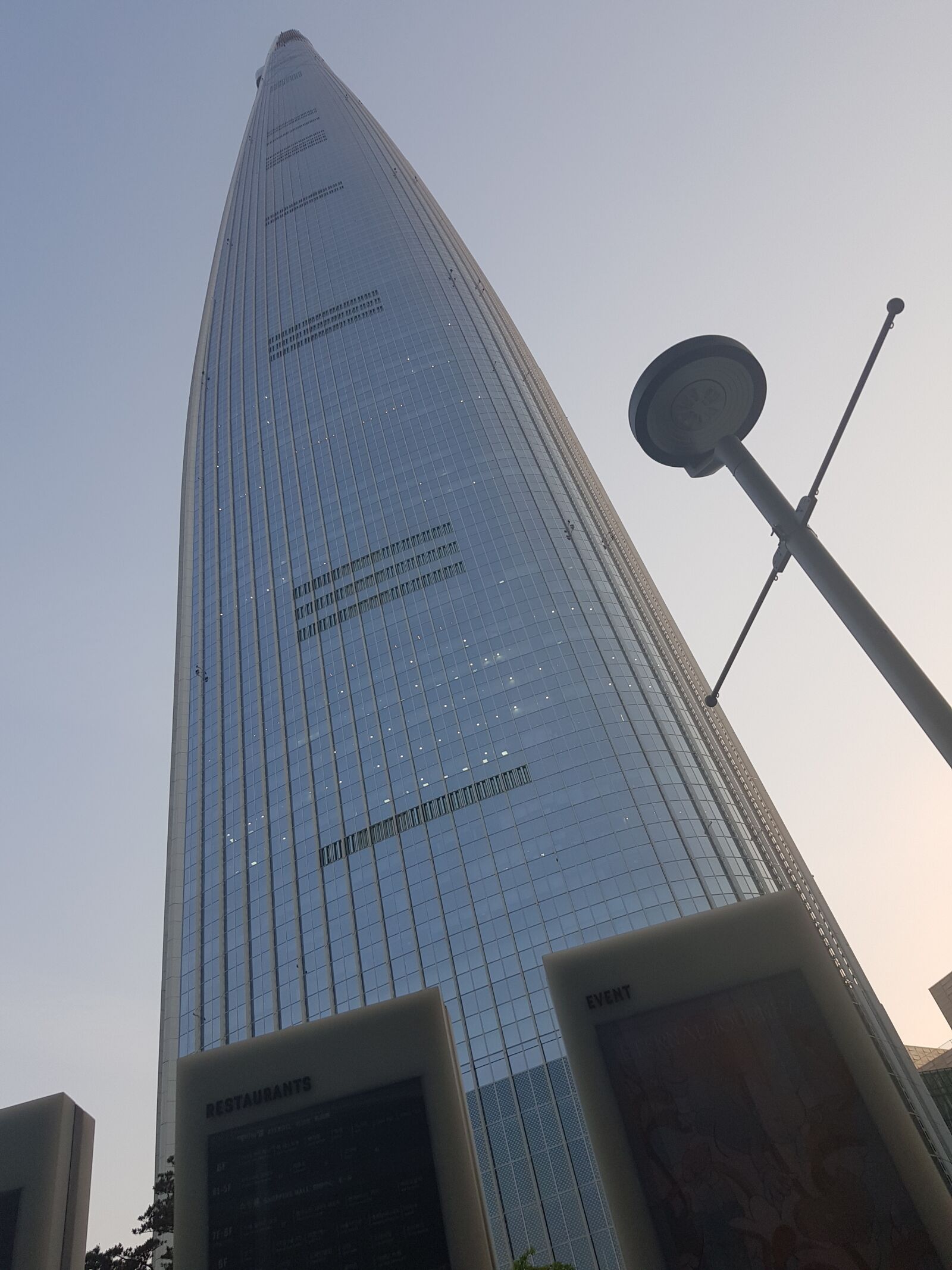 Samsung Galaxy S8+ sample photo. Building, design, sky photography
