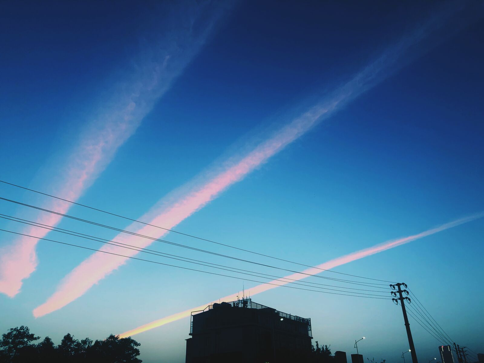 iPhone X back dual camera 4mm f/1.8 sample photo. Sky, sunset, silhouette photography