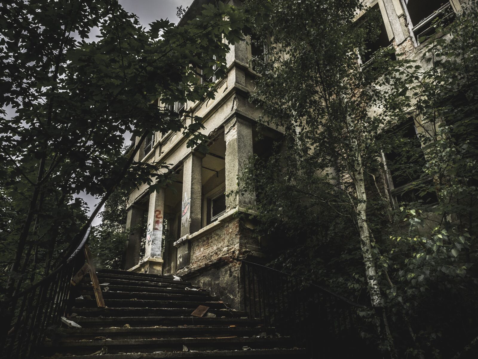 Olympus OM-D E-M1 + Olympus M.Zuiko Digital ED 12-40mm F2.8 Pro sample photo. Lost place, horror, abandoned photography