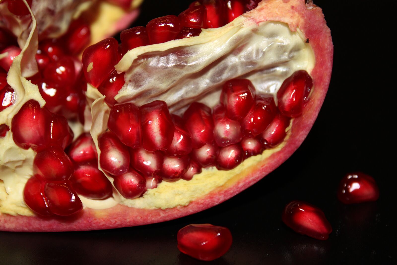 Canon EOS 2000D (EOS Rebel T7 / EOS Kiss X90 / EOS 1500D) sample photo. Pomegranate, granaatappel, fruit photography