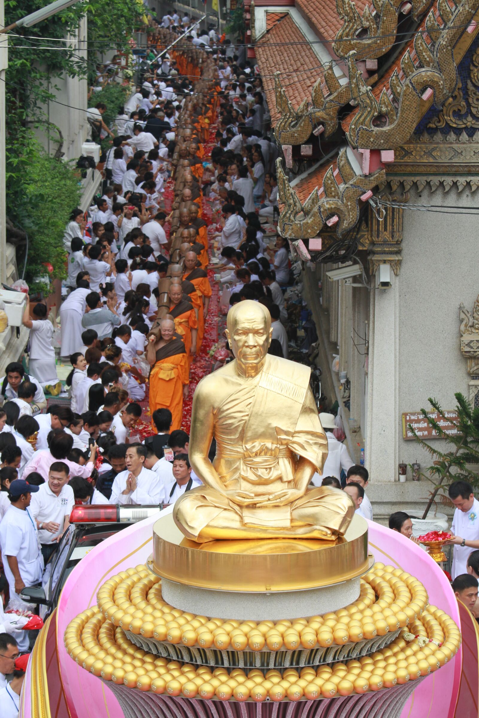Canon EOS 7D sample photo. Budha, monk, gold photography