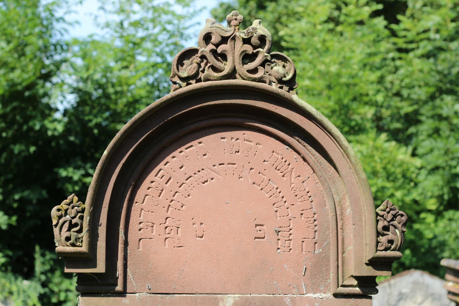 Canon EOS 1200D (EOS Rebel T5 / EOS Kiss X70 / EOS Hi) + Canon EF 50mm F1.8 STM sample photo. Tombstone, jewish cemetery, rock photography