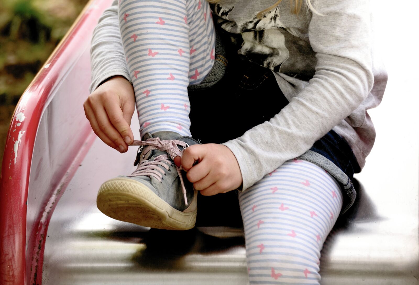 Nikon D610 sample photo. Child, girl, tie shoes photography