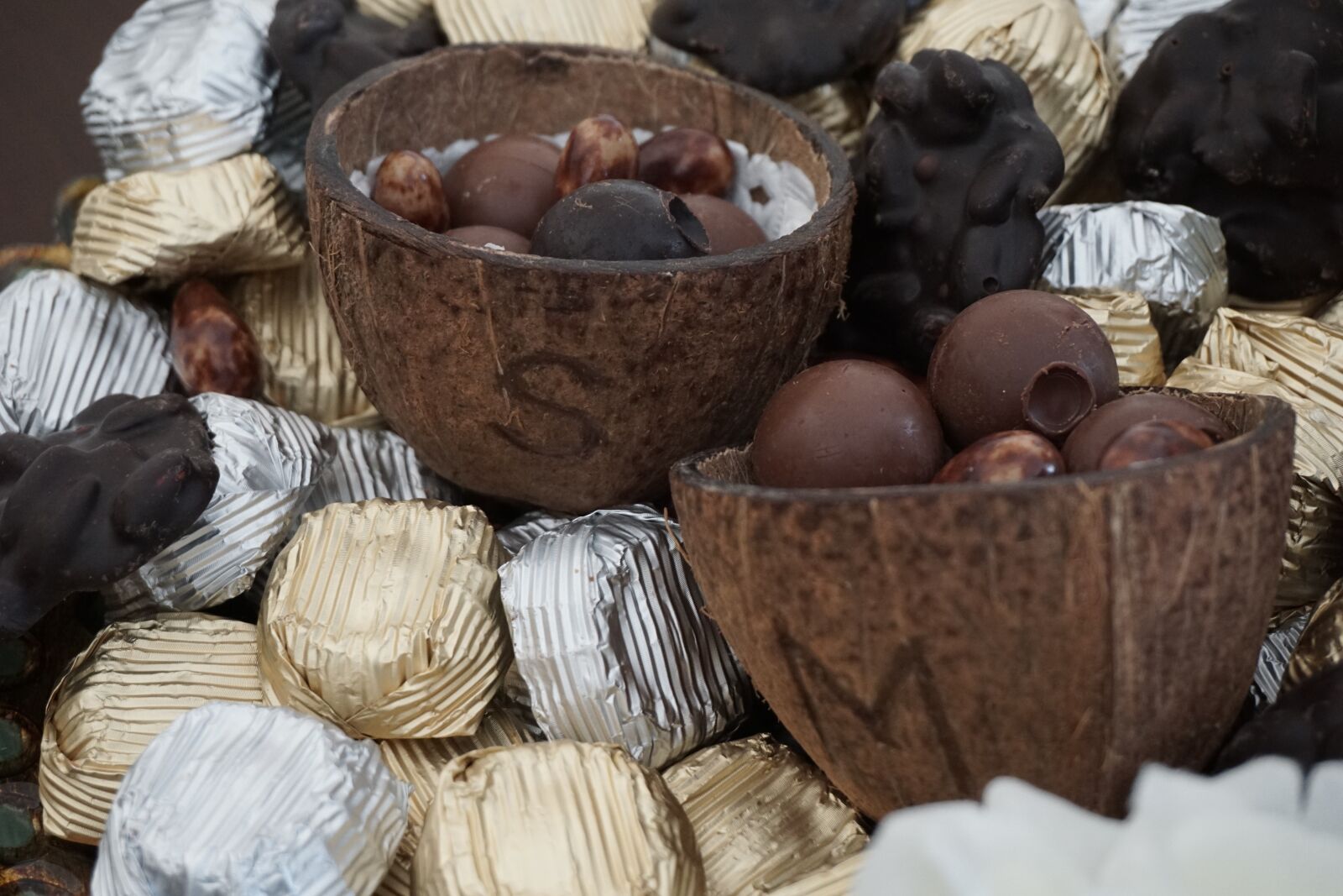 Sony E 16-50mm F3.5-5.6 PZ OSS sample photo. Traditional, chocolate wedding, chocolate photography