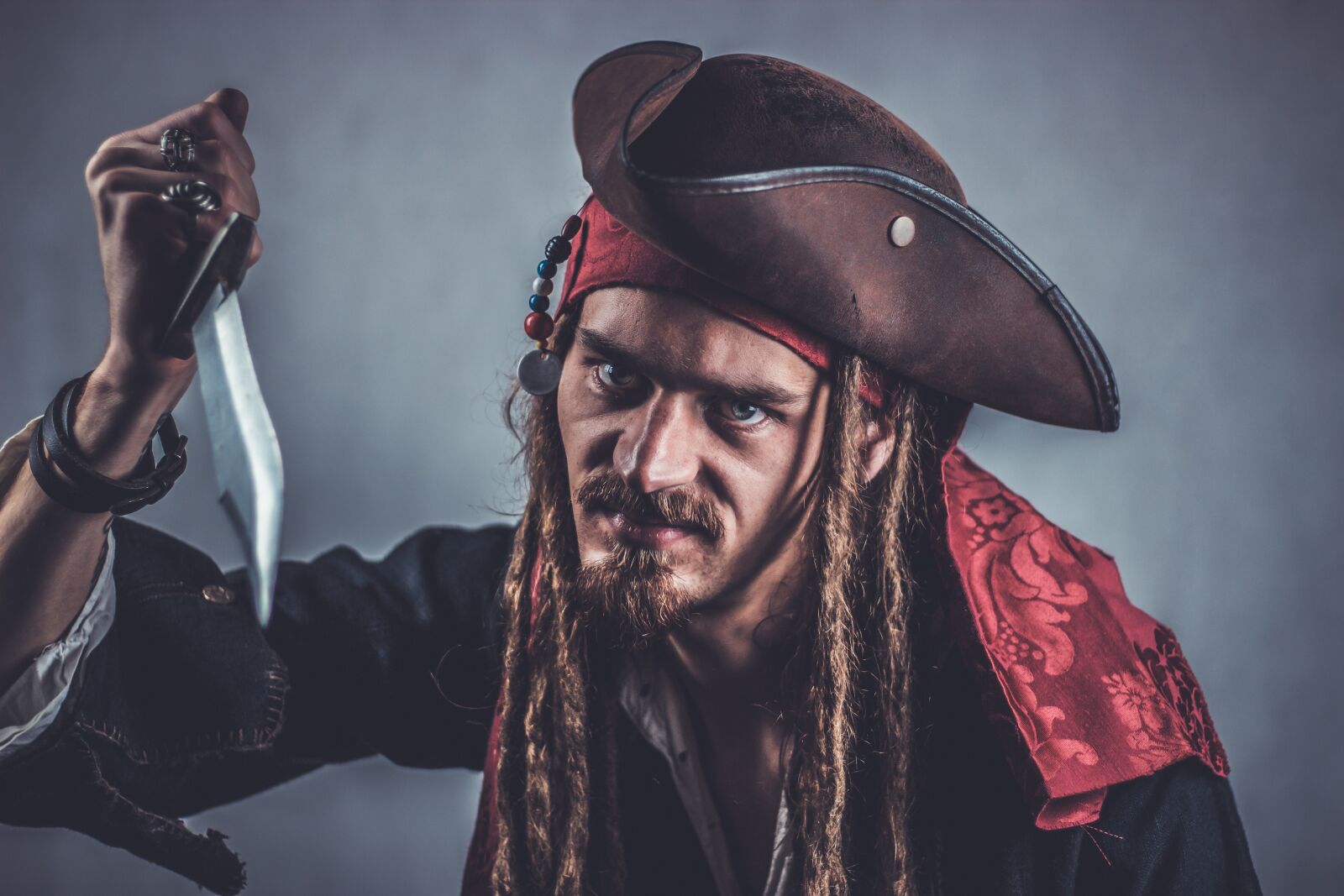 Canon EOS 600D (Rebel EOS T3i / EOS Kiss X5) + Canon EF 50mm F1.8 STM sample photo. Pirate, seafarer, captain photography