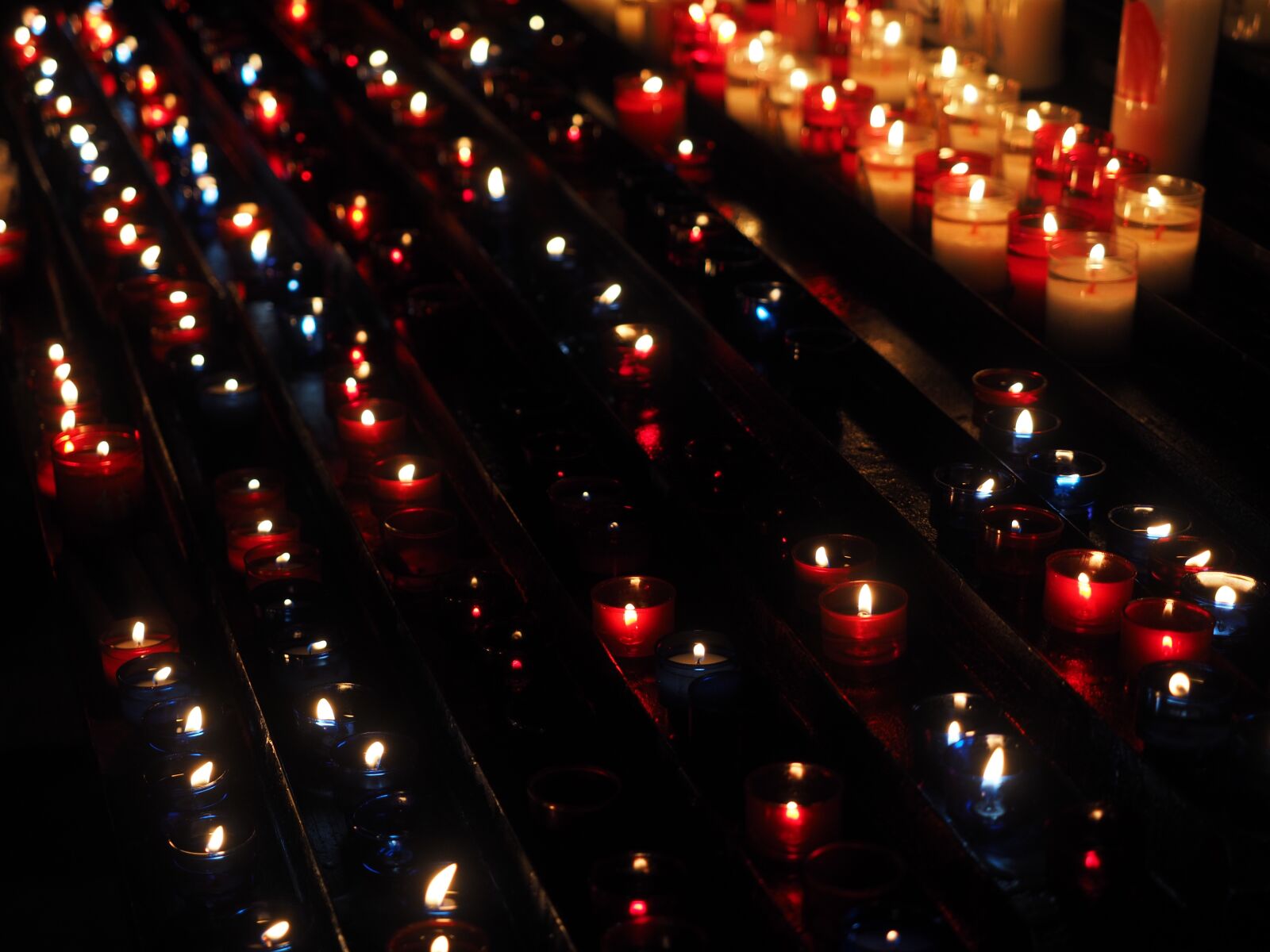 Olympus OM-D E-M1 + Olympus M.Zuiko Digital ED 12-40mm F2.8 Pro sample photo. Candles, lights, prayer photography