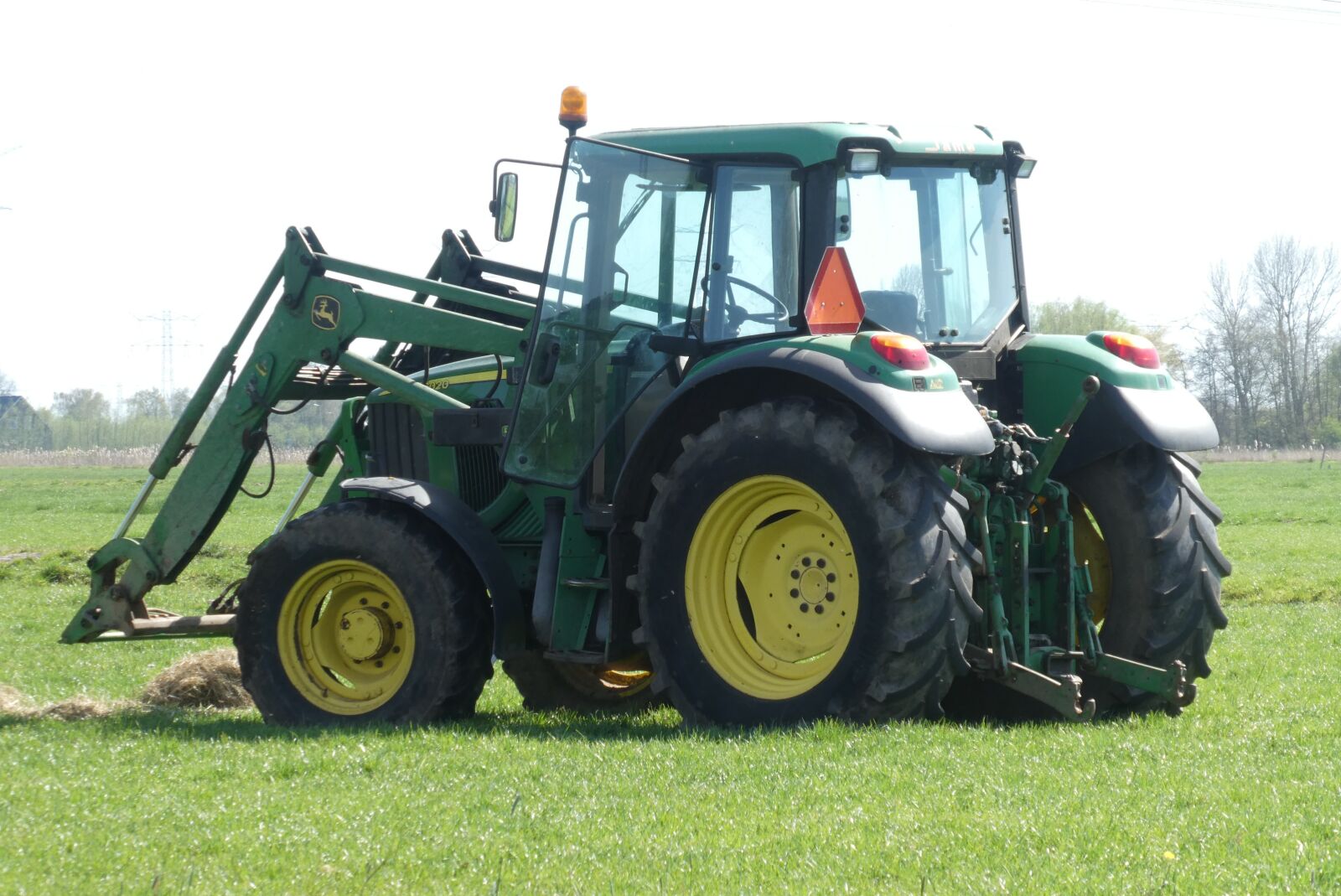 Panasonic Lumix DC-ZS70 (Lumix DC-TZ90) sample photo. Tractor, agricultural machinery, grassland photography