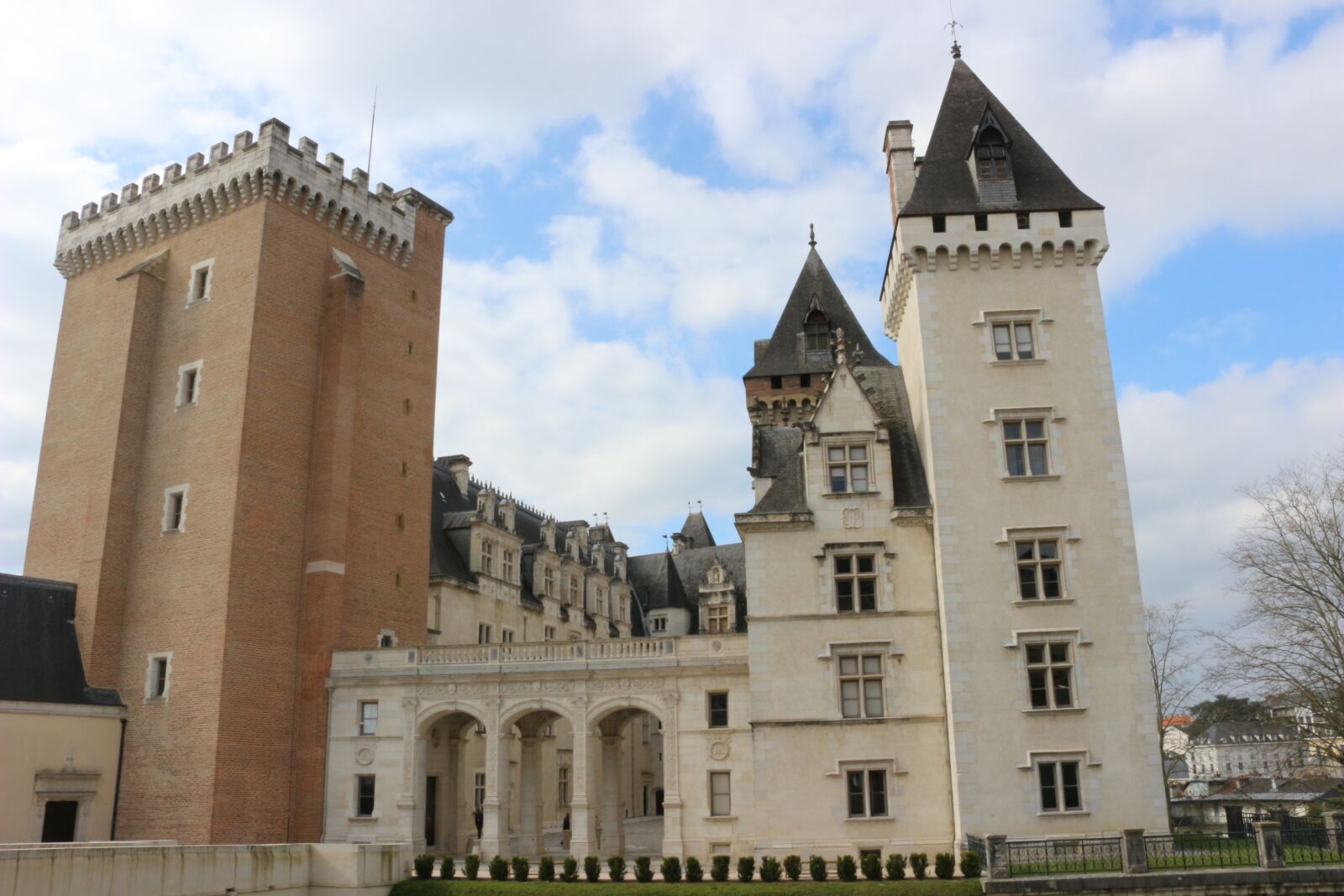 Canon EOS 100D (EOS Rebel SL1 / EOS Kiss X7) sample photo. Castle pau, facade, entry photography