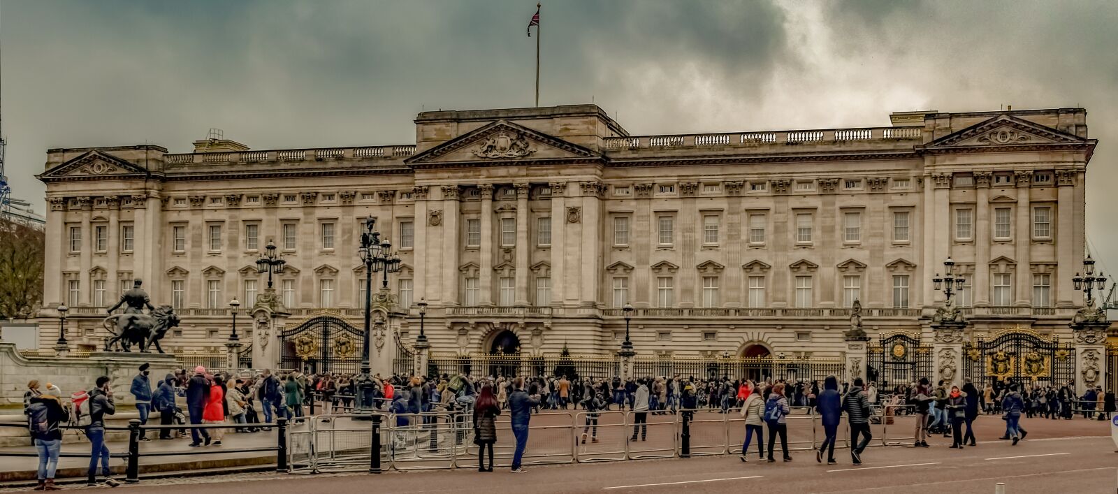 Nikon D3300 sample photo. Buckingham palace, square, london photography
