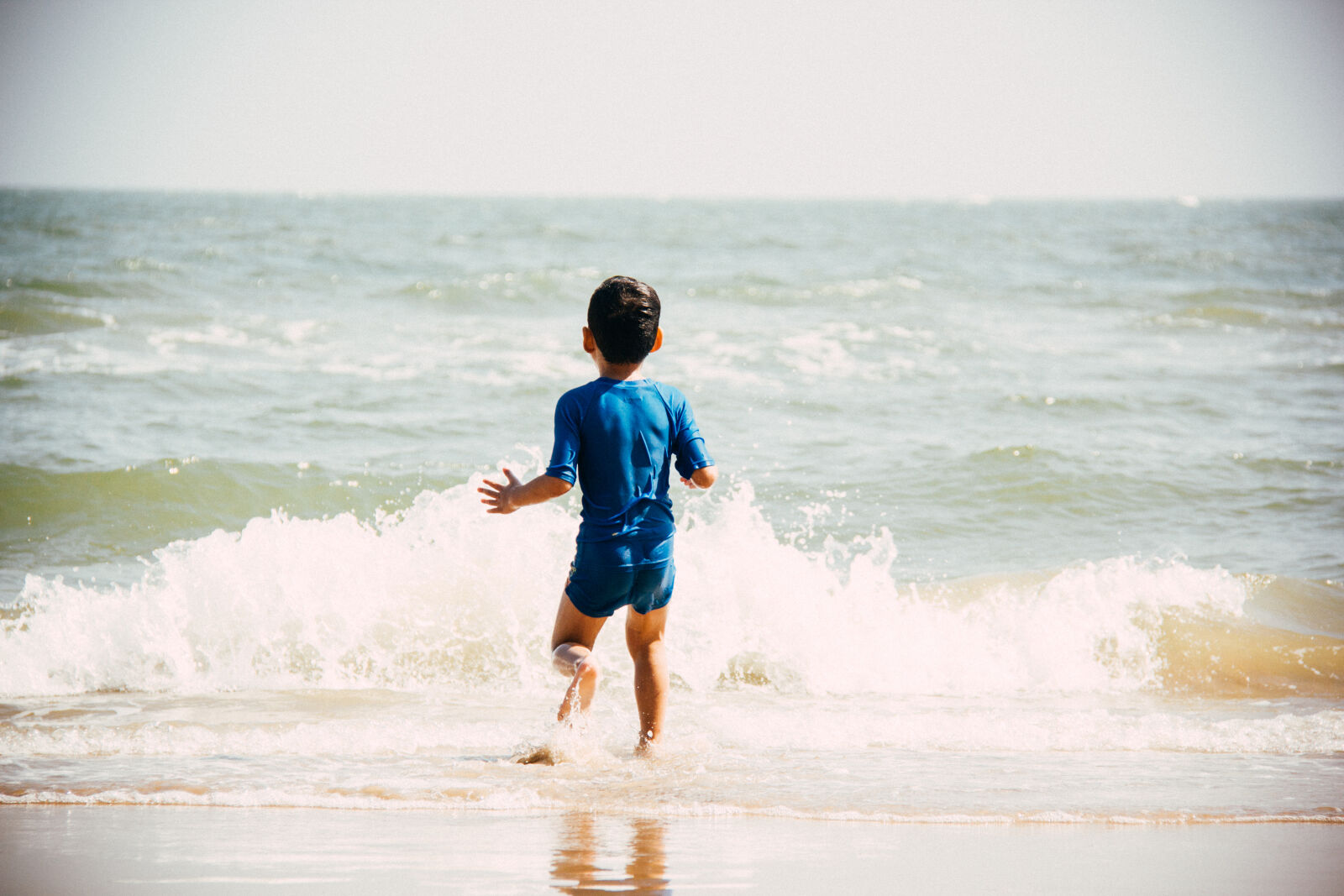 Canon EOS 550D (EOS Rebel T2i / EOS Kiss X4) sample photo. Beach, boy, child, enjoyment photography