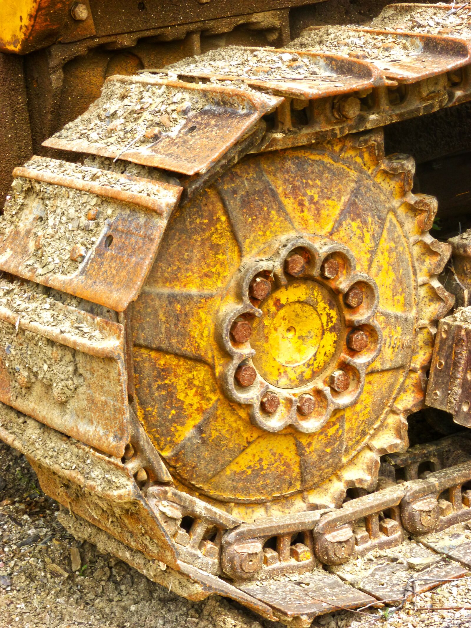 Panasonic DMC-FZ62 sample photo. Detail, caterpillar, wheel photography
