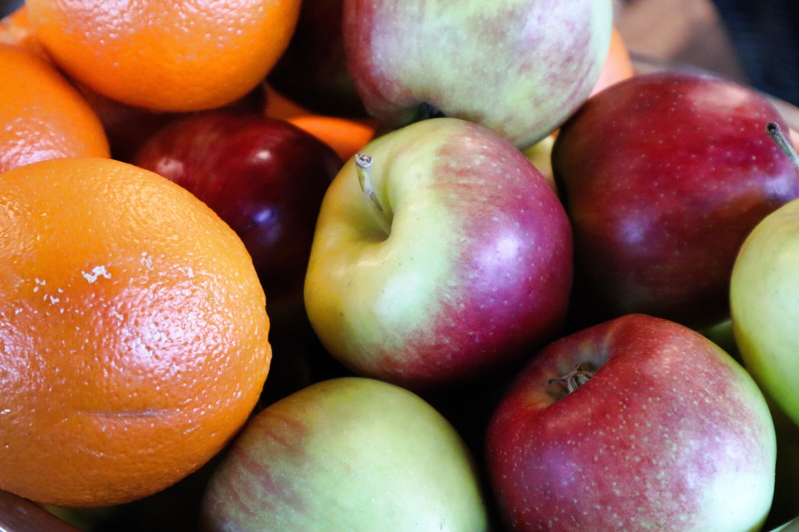 Canon EF-M 15-45mm F3.5-6.3 IS STM sample photo. Apple, orange, fruit photography