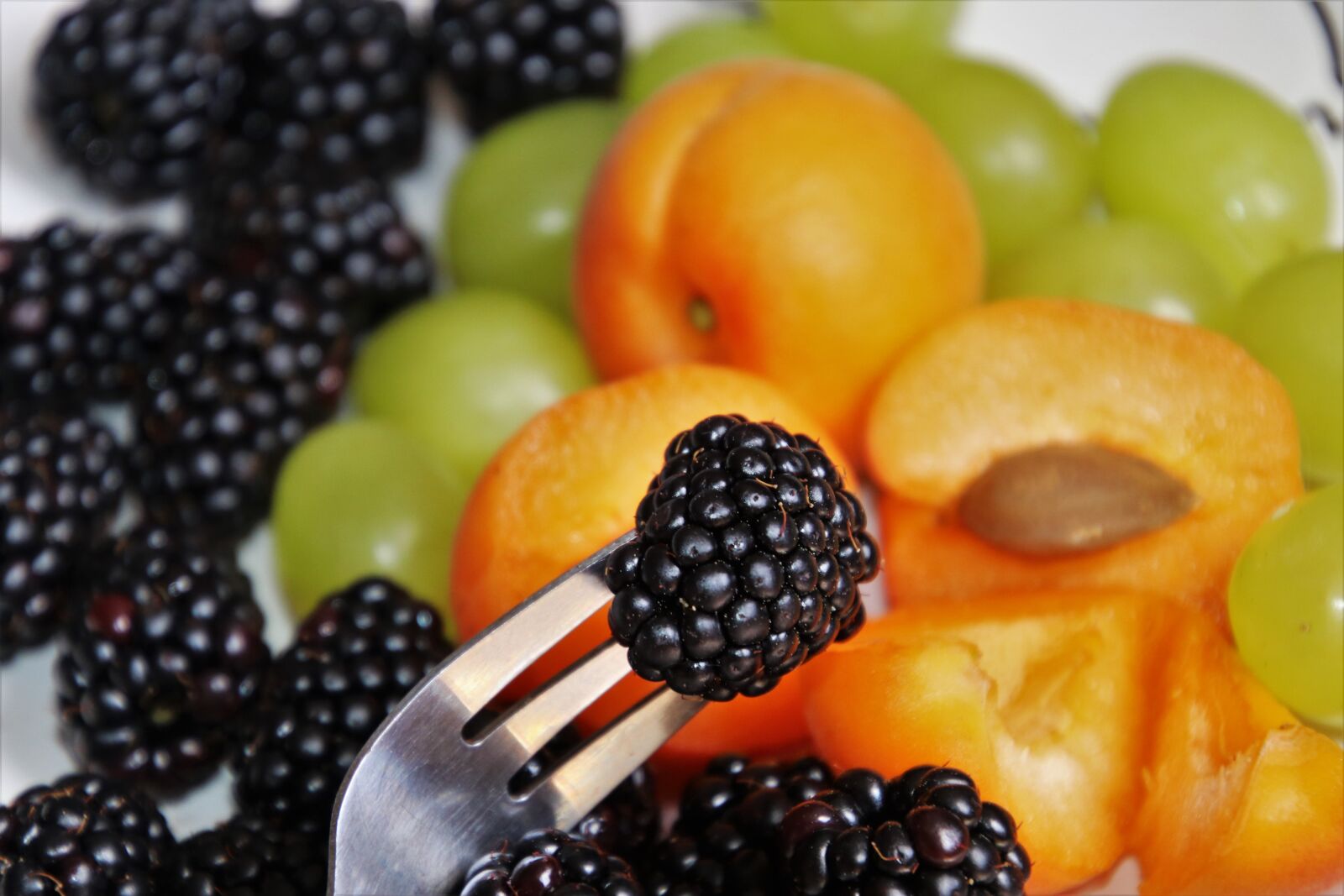 Canon EOS 80D sample photo. Fruit, black raspberry, ripe photography