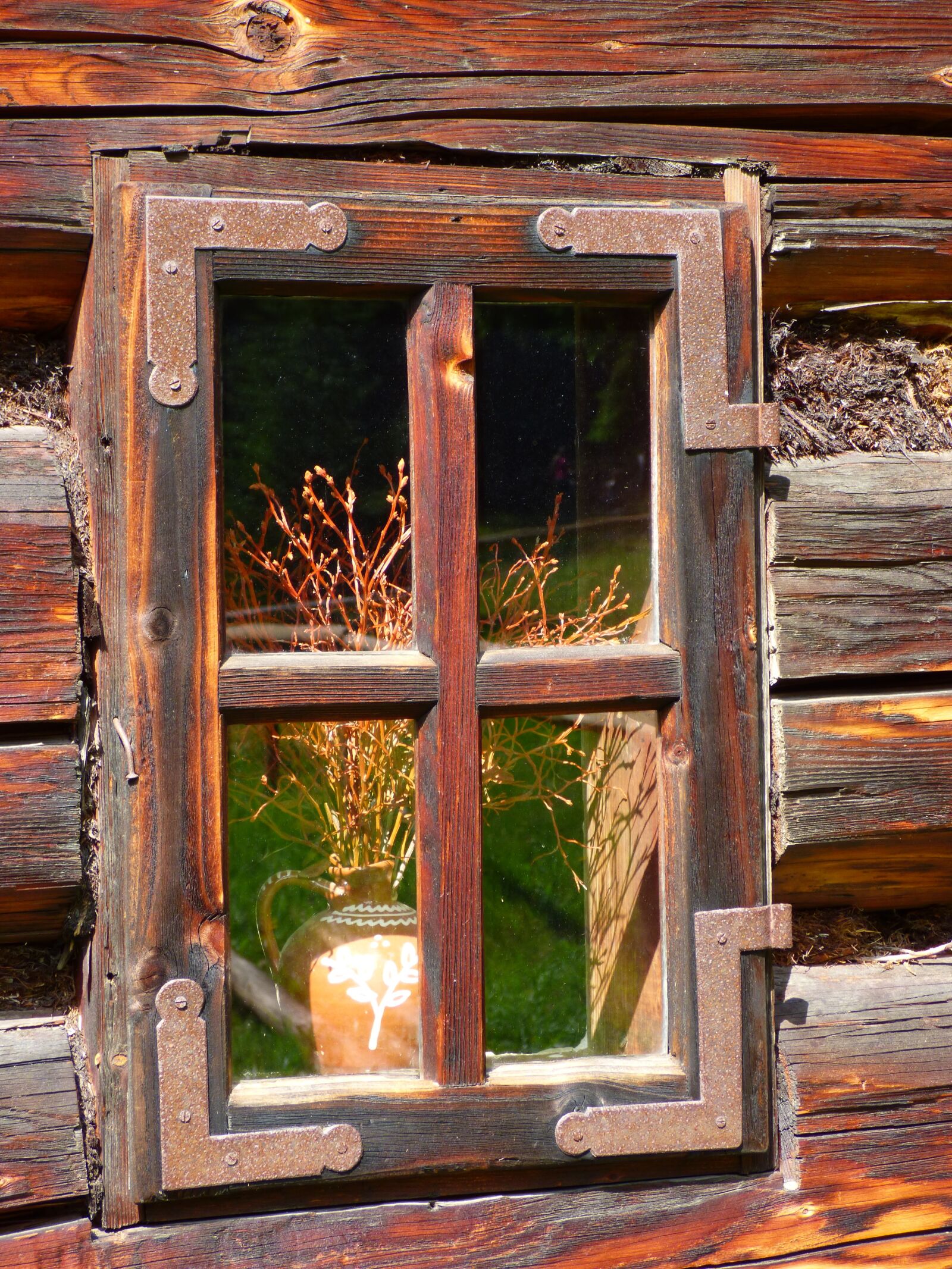 Panasonic DMC-FZ72 sample photo. Window, old, detail photography