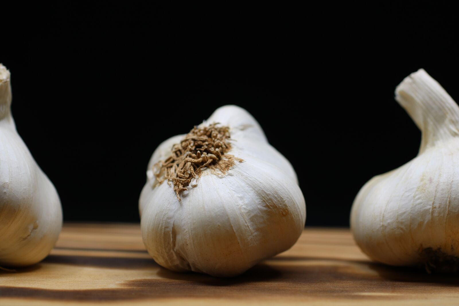 Canon EOS 750D (EOS Rebel T6i / EOS Kiss X8i) sample photo. Garlic, chopping board, white photography