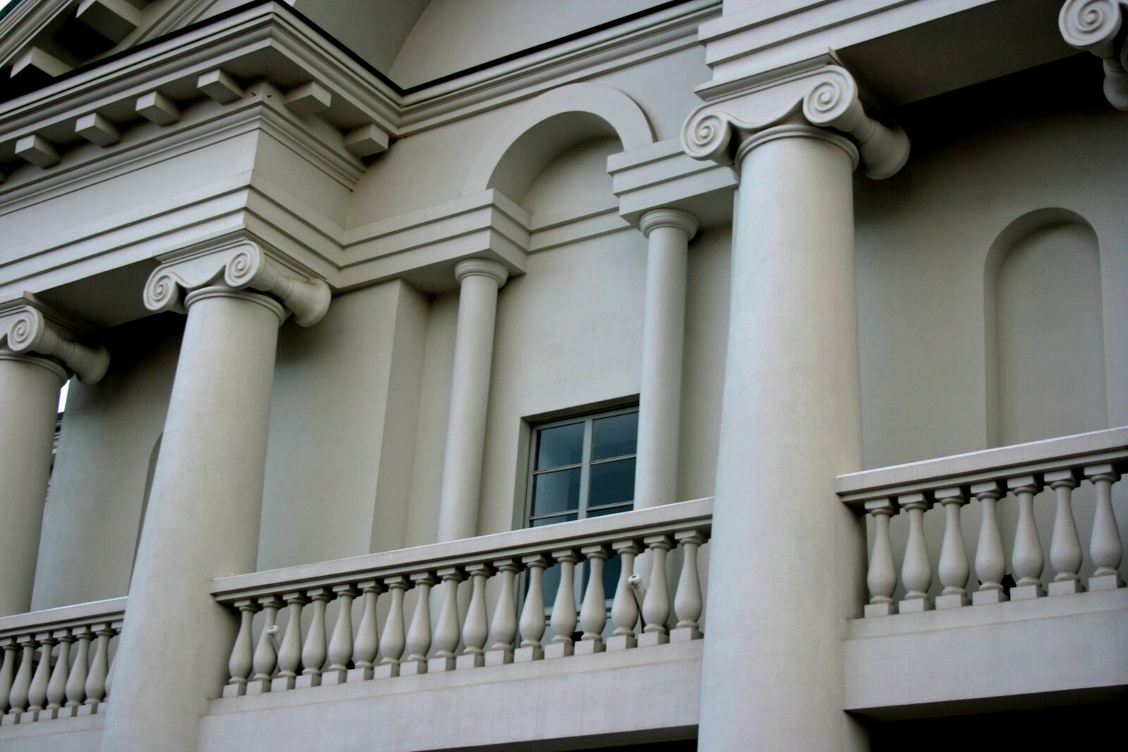 Canon EOS 400D (EOS Digital Rebel XTi / EOS Kiss Digital X) sample photo. Facade, white, house photography