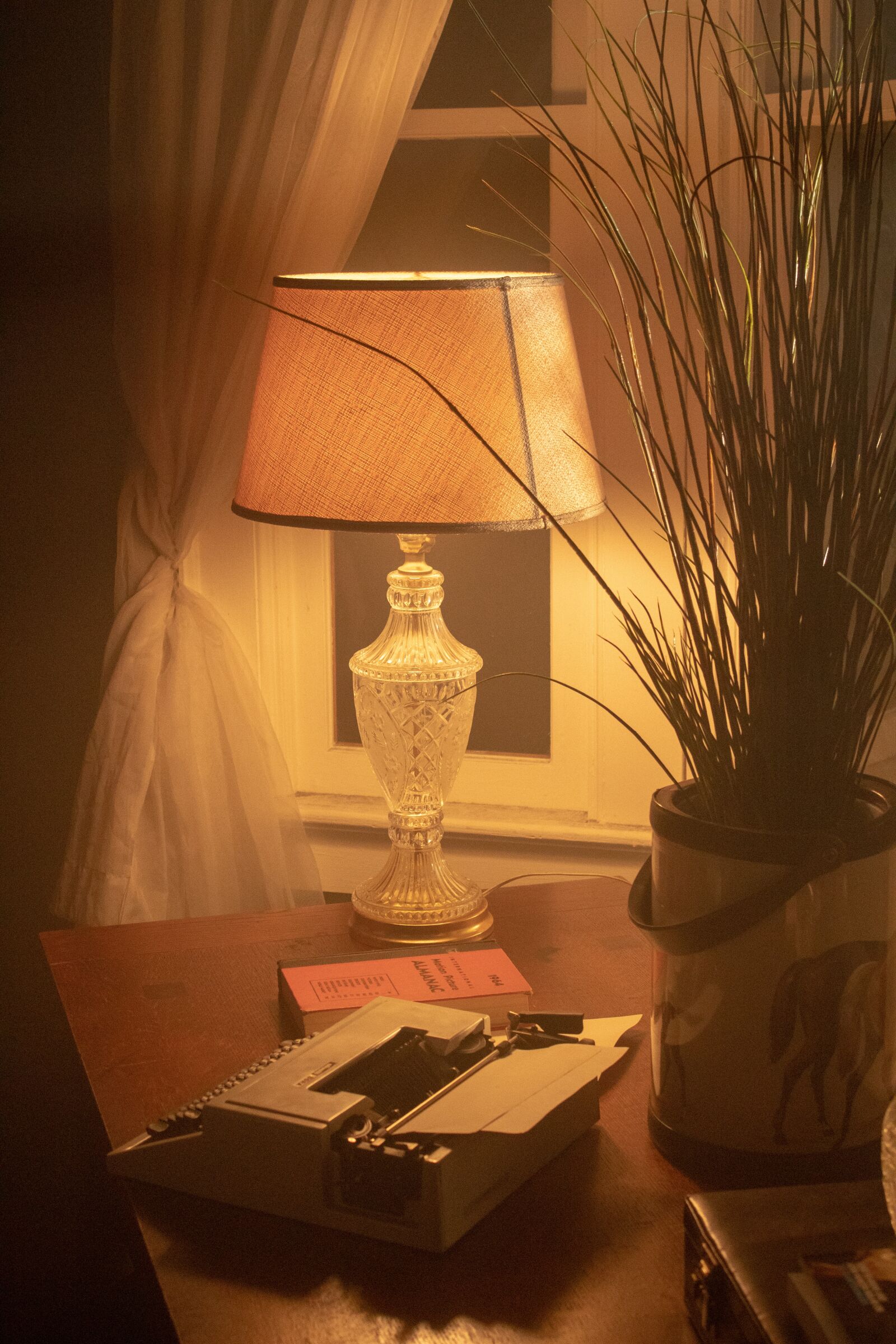 Canon EOS 1300D (EOS Rebel T6 / EOS Kiss X80) sample photo. Lamp, typewriter, desk photography