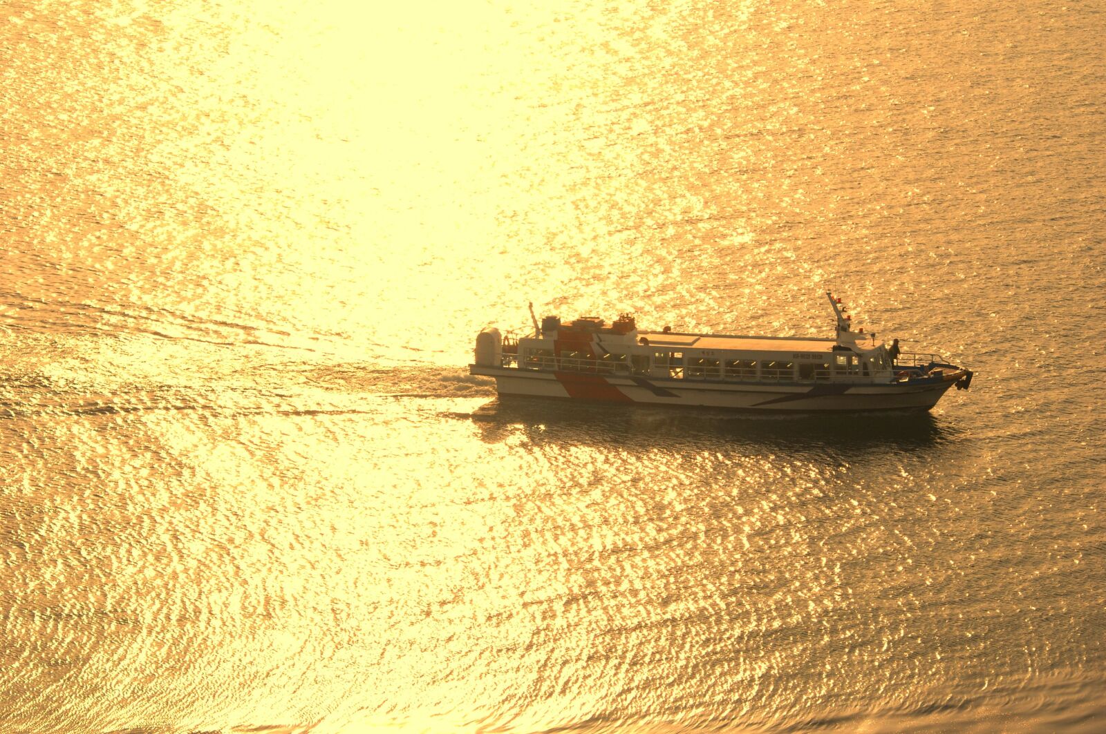 Nikon D2Xs sample photo. Glow, sea, pleasure boat photography