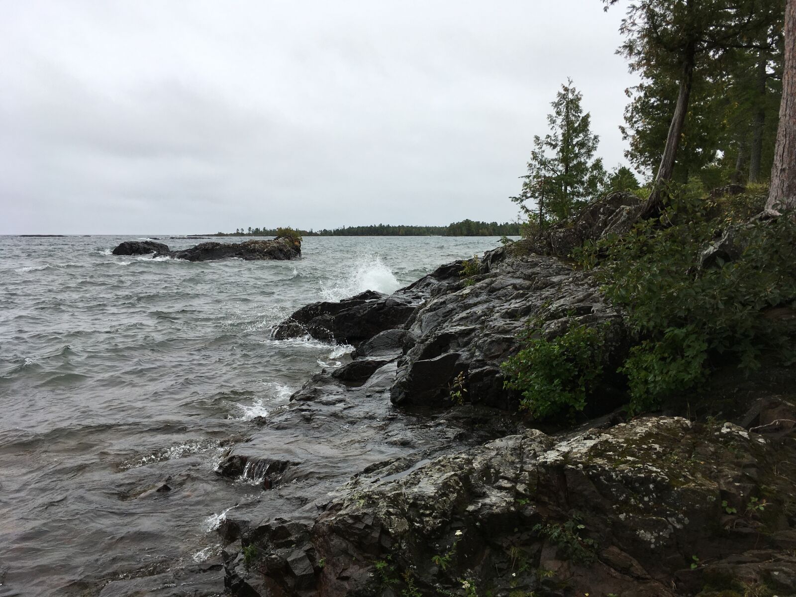 iPhone SE back camera 4.15mm f/2.2 sample photo. Rocks, beach, waves photography