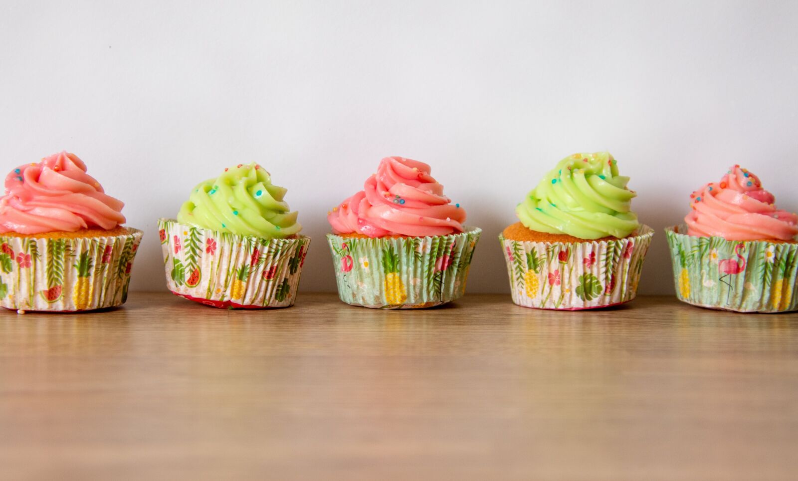 Canon EOS 800D (EOS Rebel T7i / EOS Kiss X9i) sample photo. Cupcakes, color, dessert photography