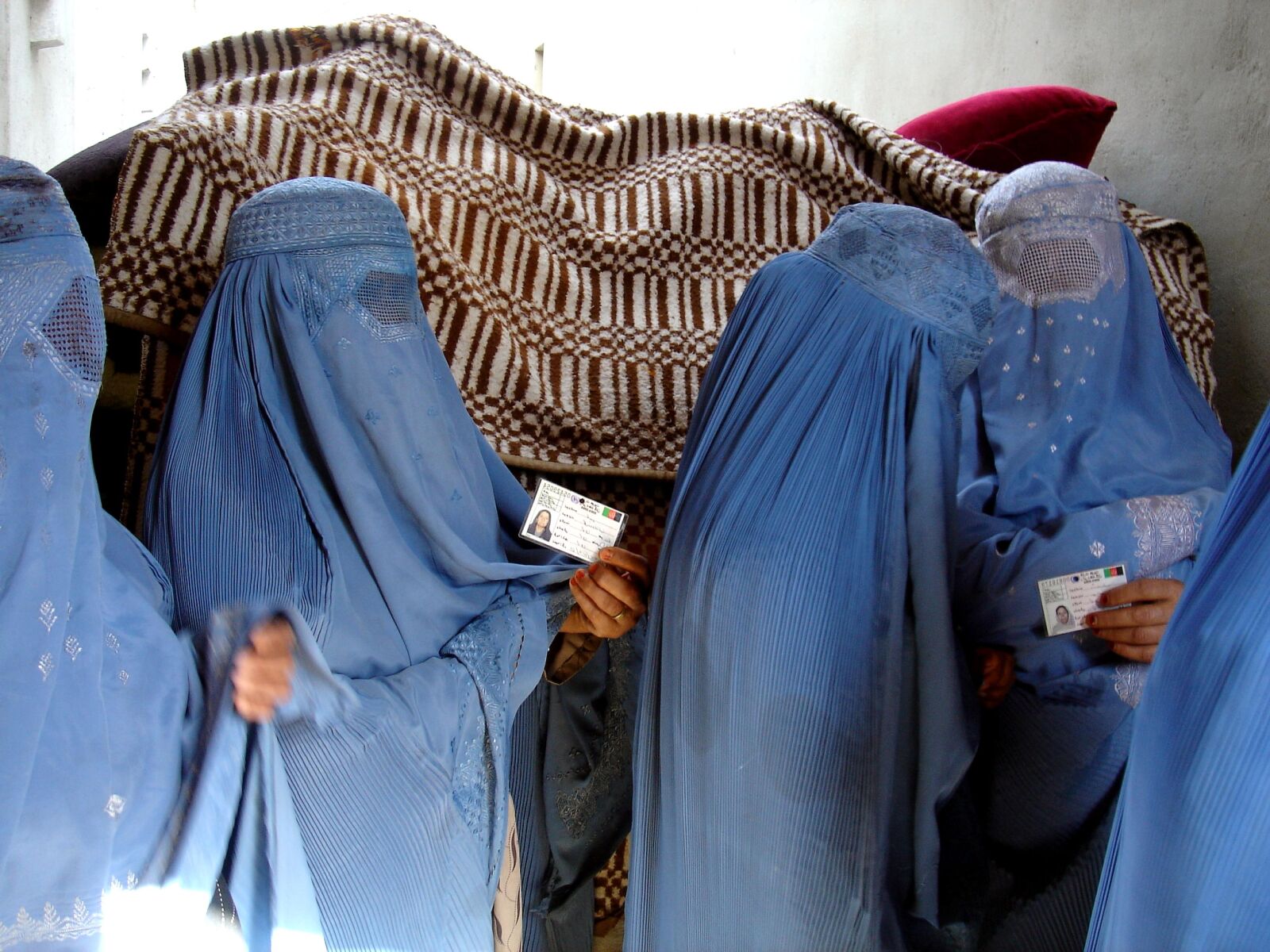 Sony DSC-F88 sample photo. Afghanistan, women, stand, vote photography
