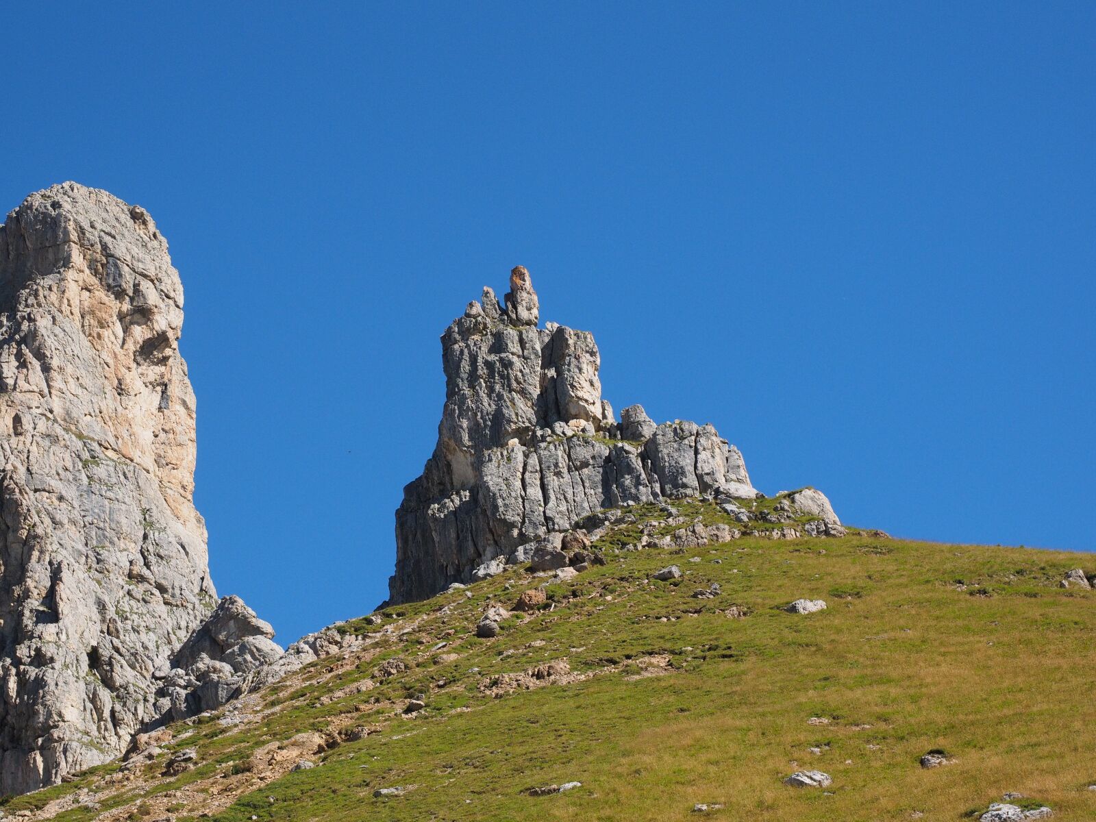 Olympus OM-D E-M1 + Olympus M.Zuiko Digital ED 12-40mm F2.8 Pro sample photo. Sella, sella pass, cliff photography