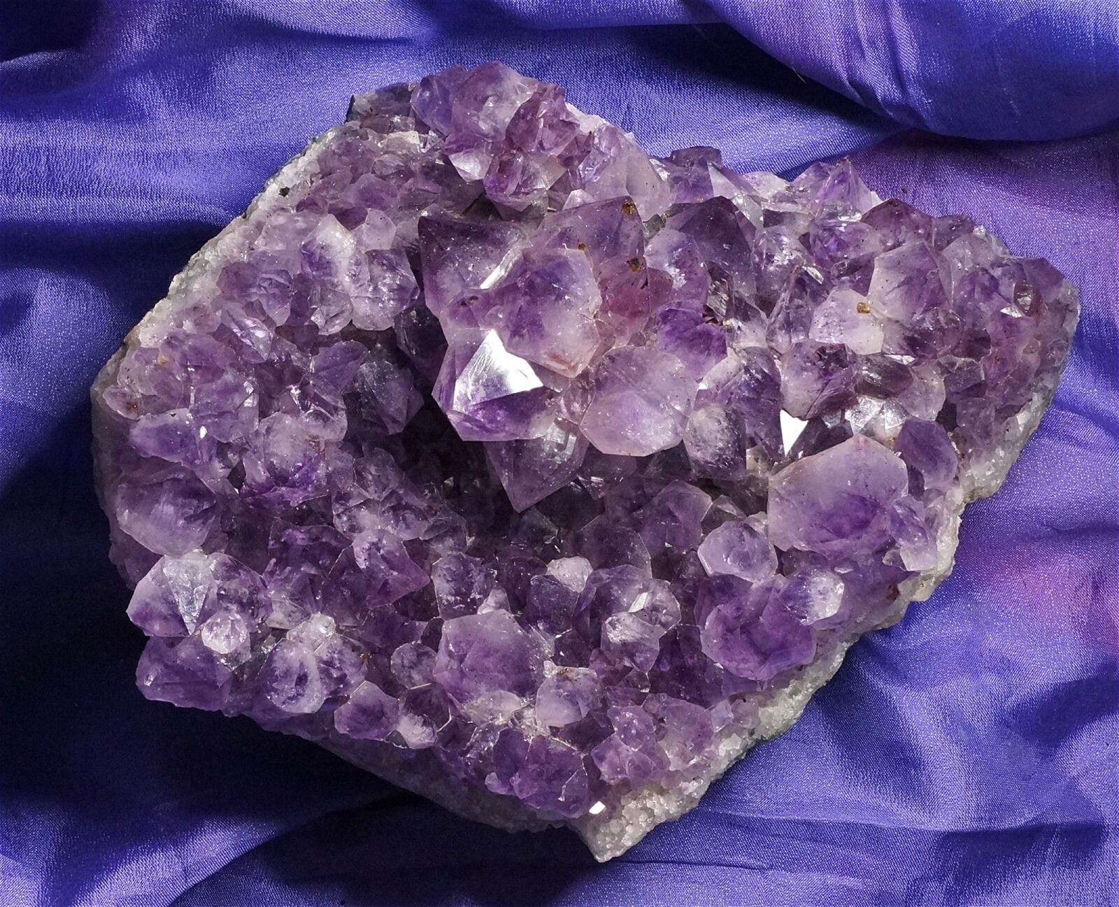 Sony Alpha NEX-5N + Sony E 18-55mm F3.5-5.6 OSS sample photo. Amethyst cluster, quartz, amethyst photography