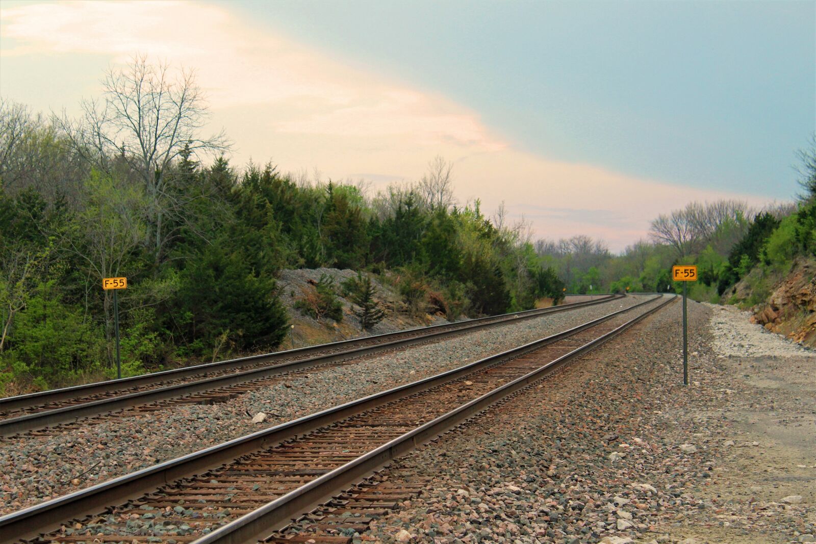 Canon EOS 1300D (EOS Rebel T6 / EOS Kiss X80) sample photo. Railroad, rail, train photography