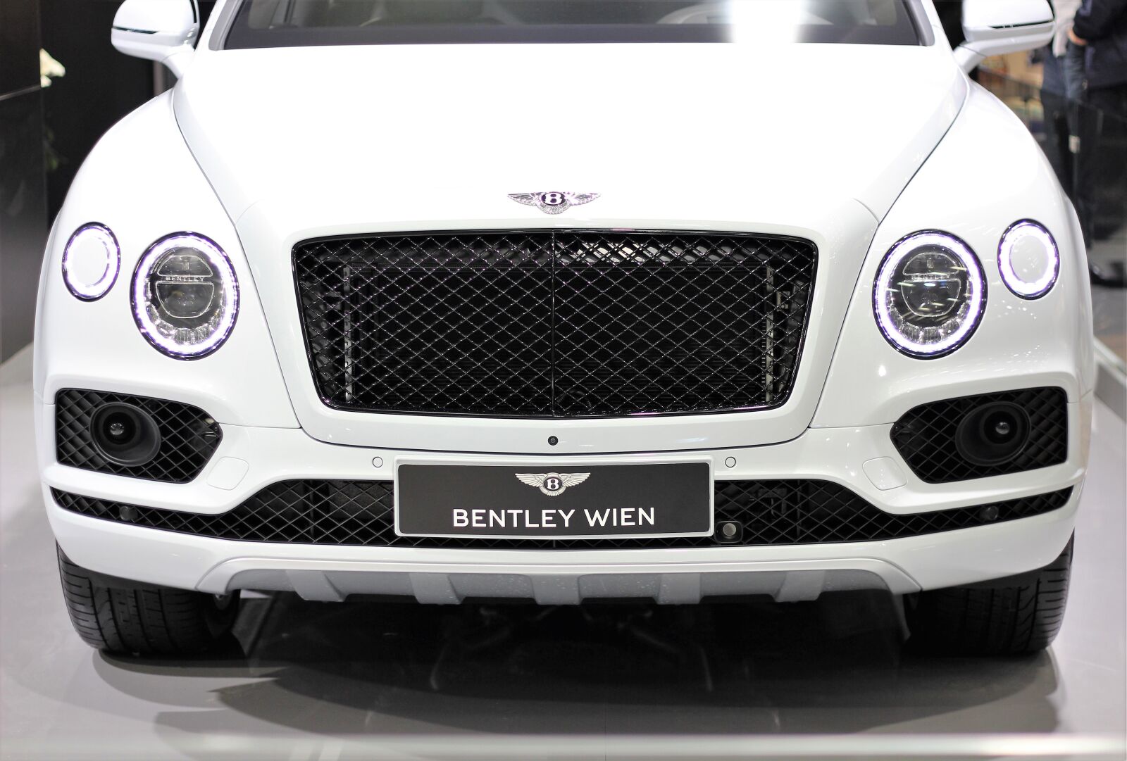 Canon EOS 600D (Rebel EOS T3i / EOS Kiss X5) + Canon EF 50mm F1.8 II sample photo. Car, bentley, auto show photography