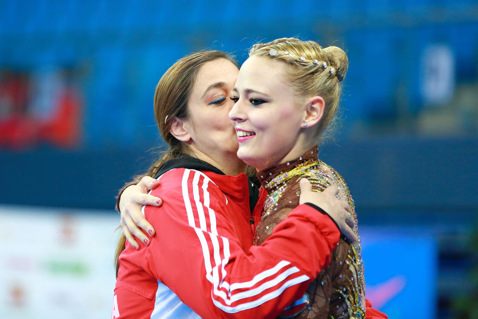 Canon EF 70-200mm F2.8L IS II USM sample photo. Hug, athlete, coach photography