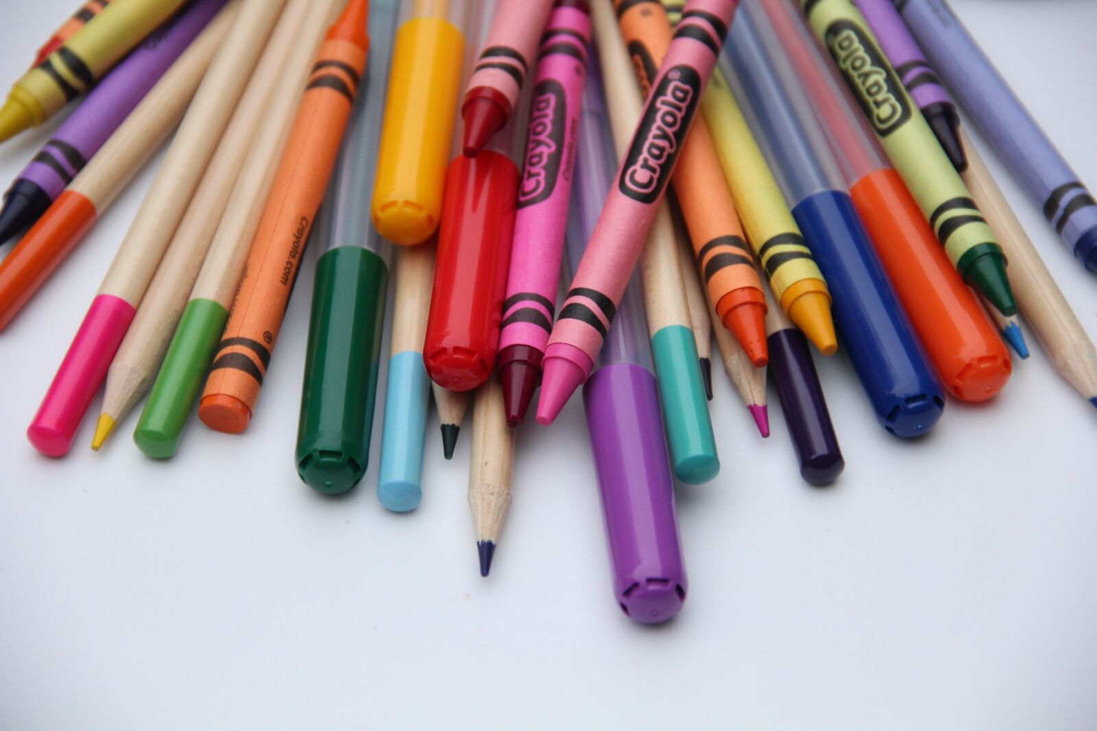 Canon EOS 550D (EOS Rebel T2i / EOS Kiss X4) sample photo. School, art supplies, crayons photography