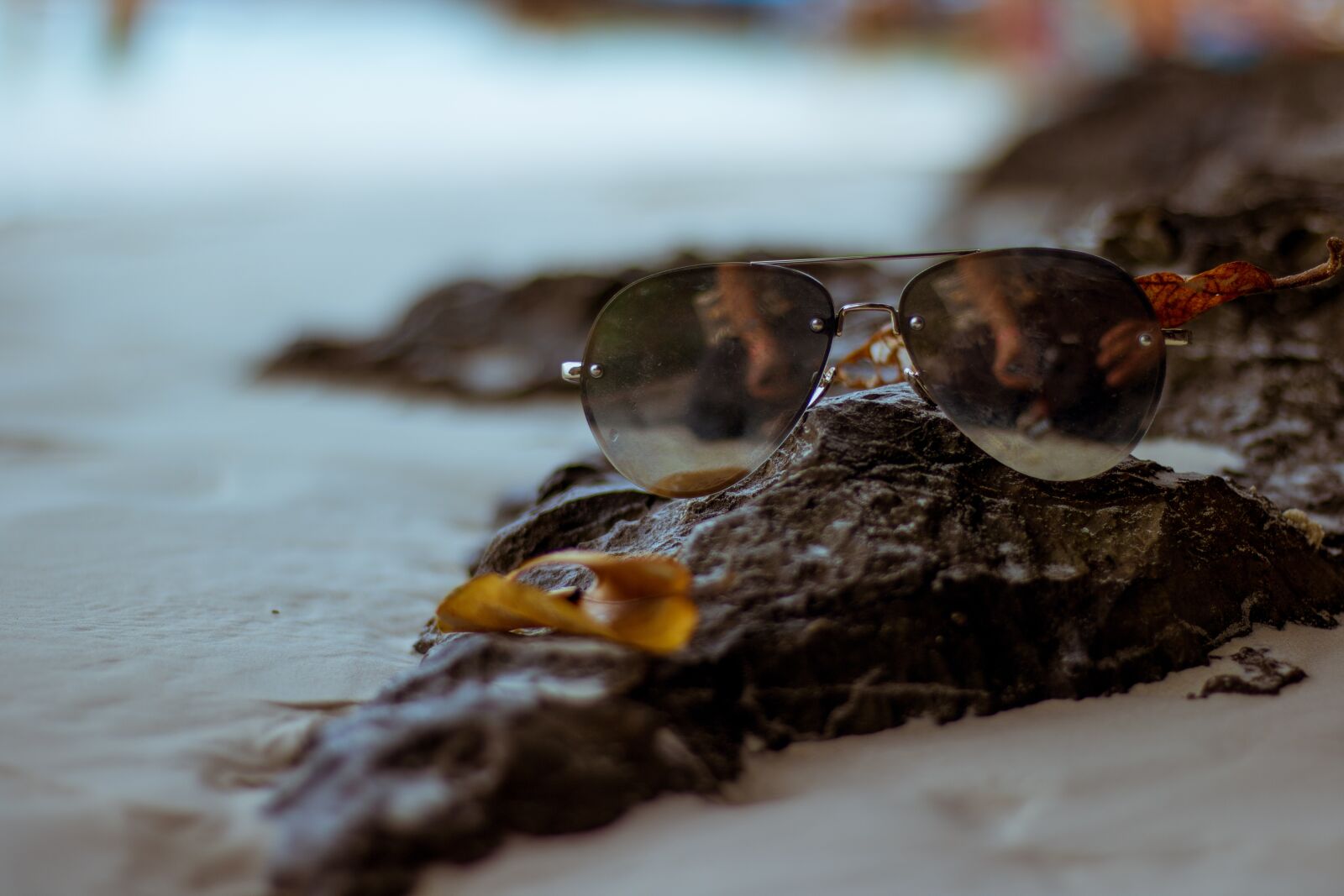 Canon EOS 750D (EOS Rebel T6i / EOS Kiss X8i) + Canon EF 50mm F1.8 STM sample photo. Sunglasses, object, beach photography