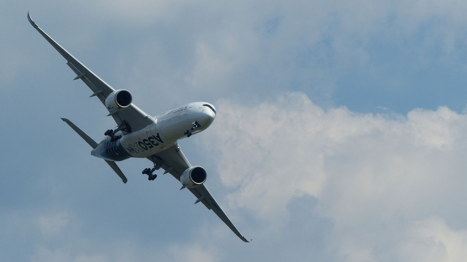 Panasonic Lumix DMC-FZ200 sample photo. Aircraft, airbus, passenger aircraft photography