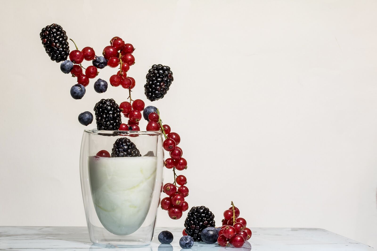 Canon EOS 750D (EOS Rebel T6i / EOS Kiss X8i) sample photo. Yogurt, fruits, blackberries photography