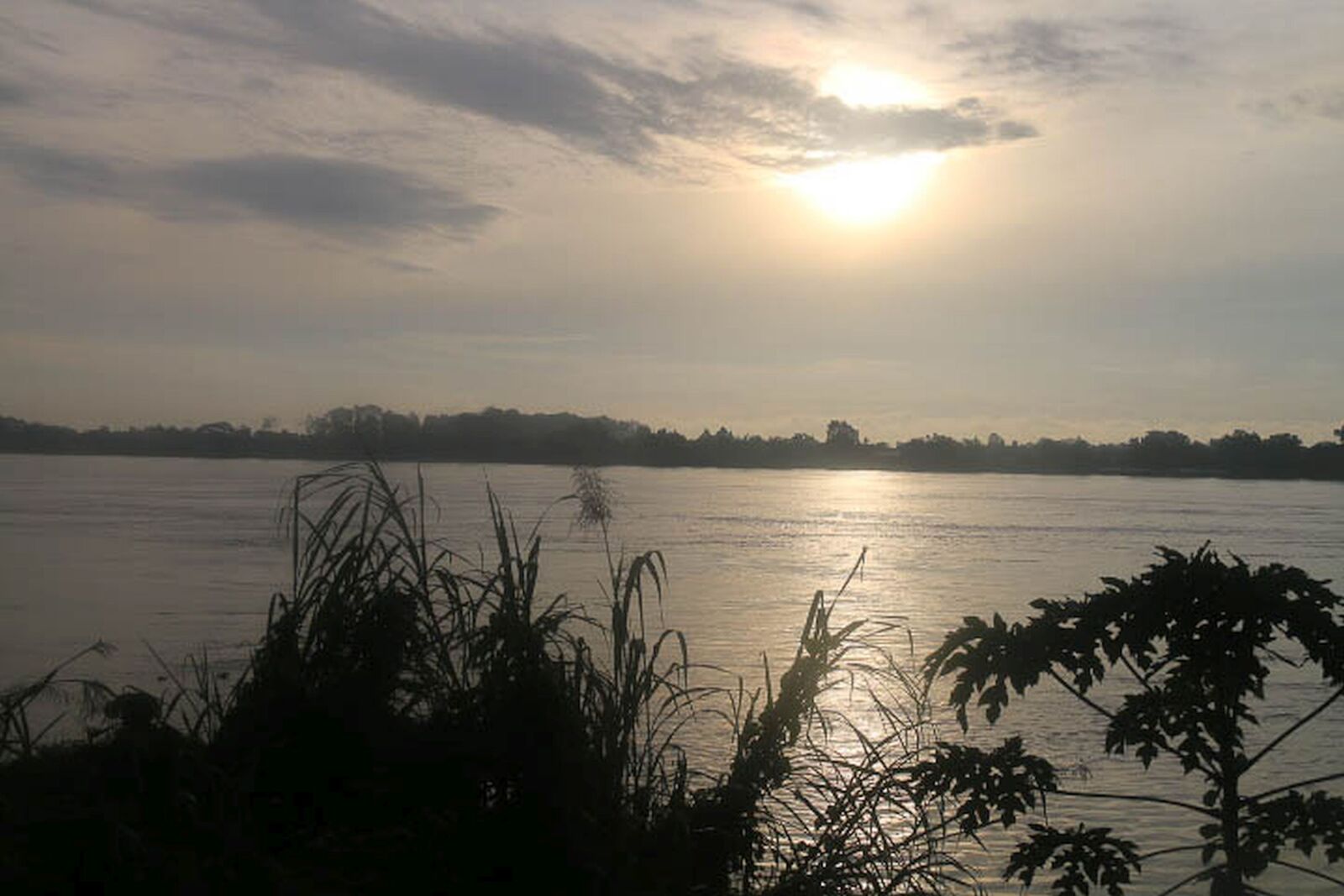 Canon EF-S 18-200mm F3.5-5.6 IS sample photo. Dawn, river, mekong, sun photography