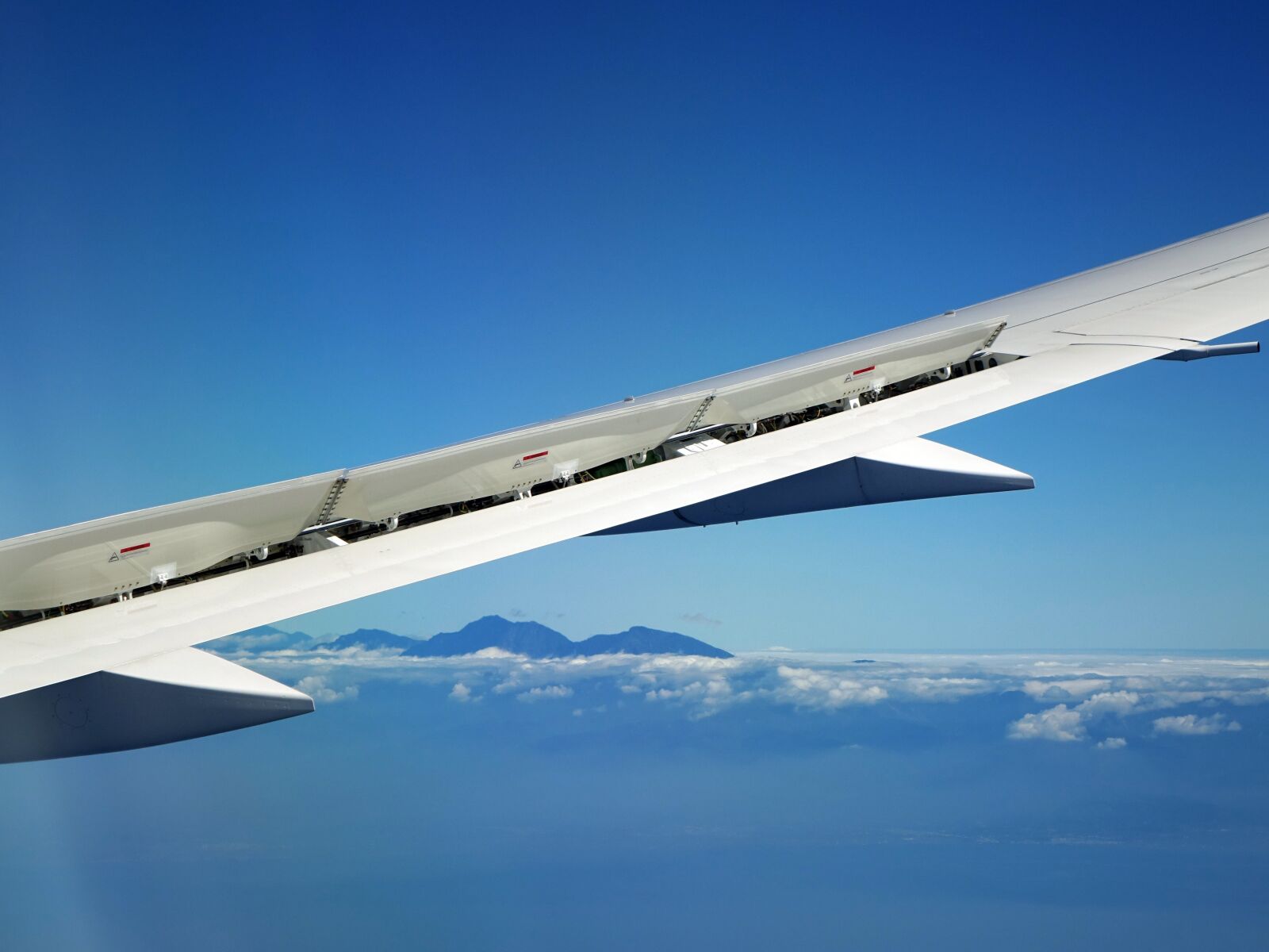 Sony Cyber-shot DSC-RX10 sample photo. Airplane, landing, wing photography