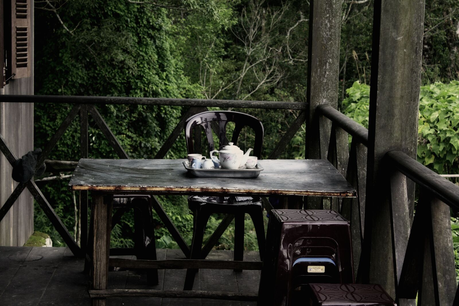 Canon EOS 450D (EOS Rebel XSi / EOS Kiss X2) sample photo. Teapot, terrace, furniture photography