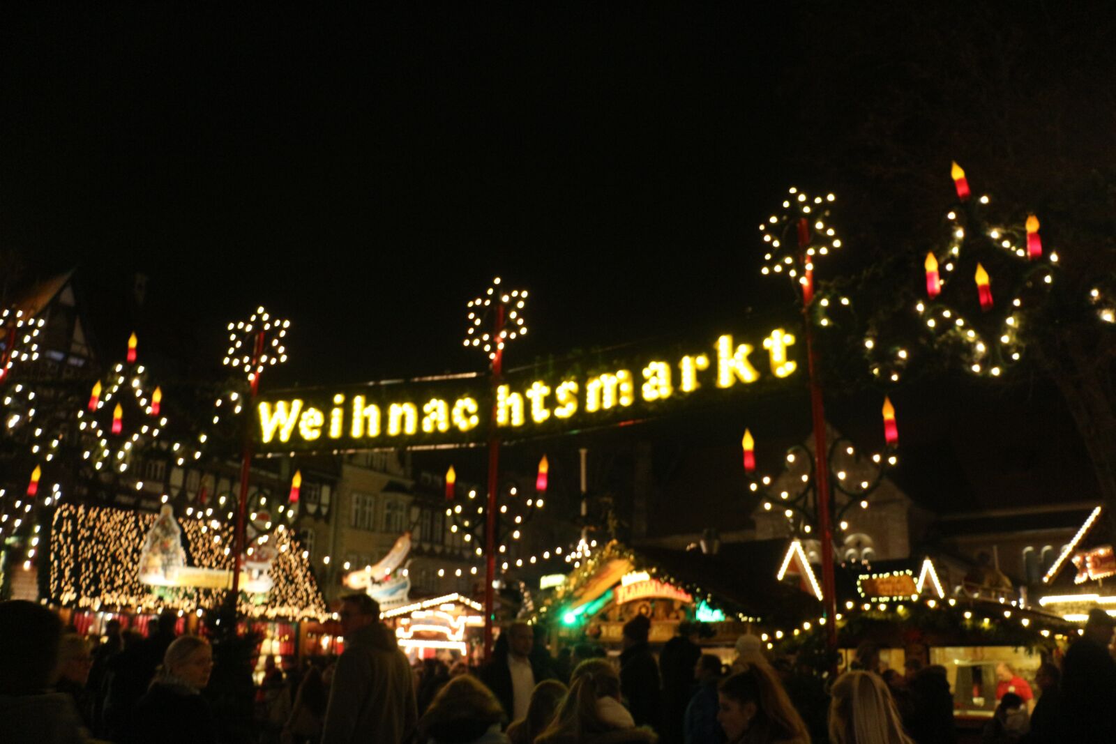 Canon EOS 700D (EOS Rebel T5i / EOS Kiss X7i) + Canon EF-S 18-135mm F3.5-5.6 IS STM sample photo. Christmas market, christmas lights photography