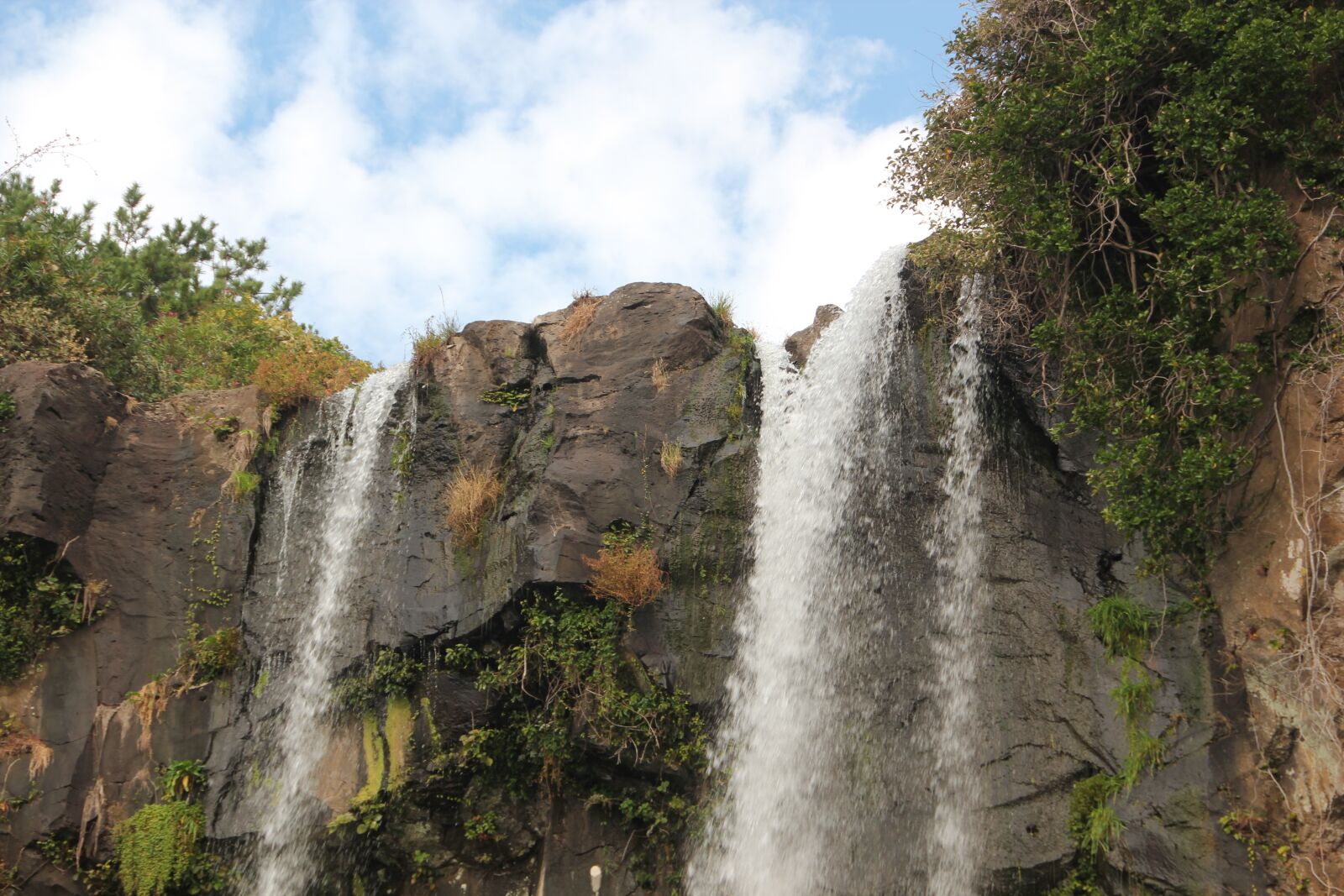 Canon EOS 550D (EOS Rebel T2i / EOS Kiss X4) sample photo. Jeju island, waterfall, sky photography