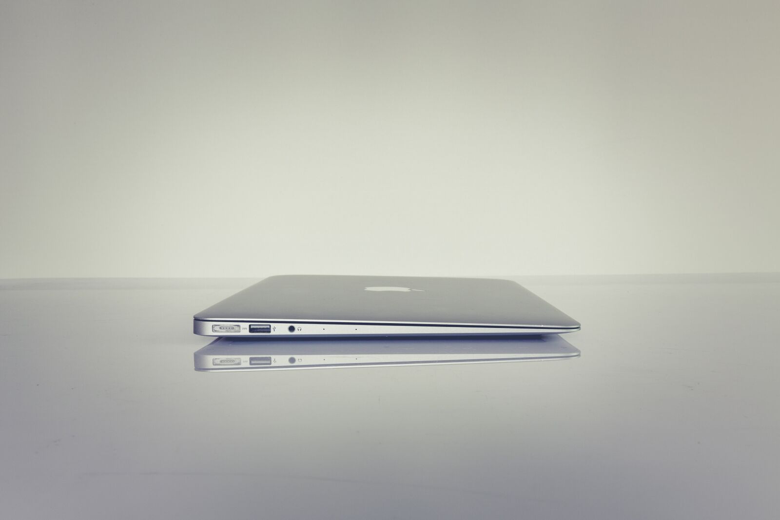 Canon EF 24-70mm F2.8L II USM sample photo. Office, macbook, laptop photography