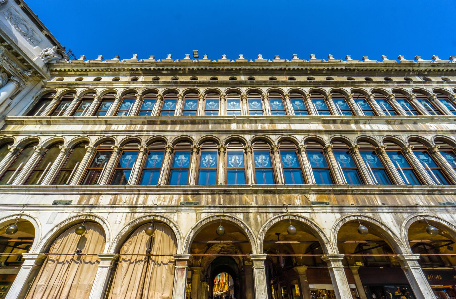 Sony E 10-18mm F4 OSS sample photo. Arches, architecture, building photography