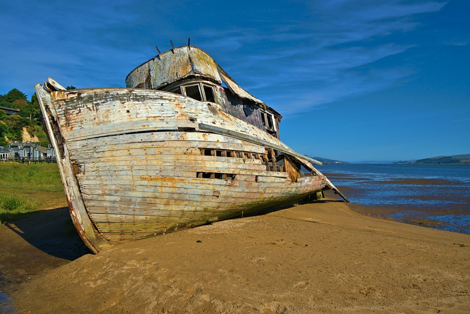 Sony E 10-18mm F4 OSS sample photo. Ship, wreck, dune photography