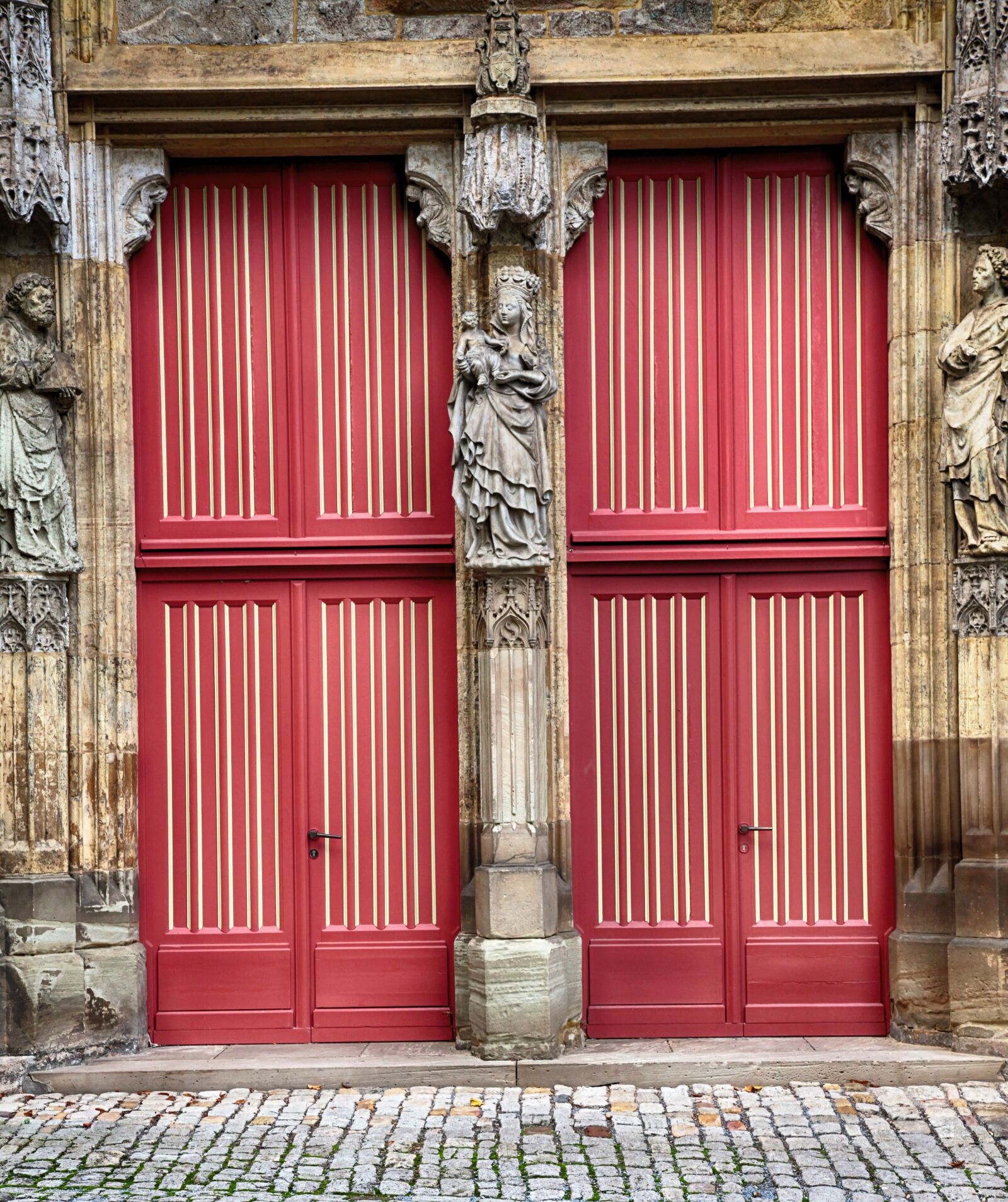 Canon EOS 5D Mark II sample photo. Portal, church, input photography