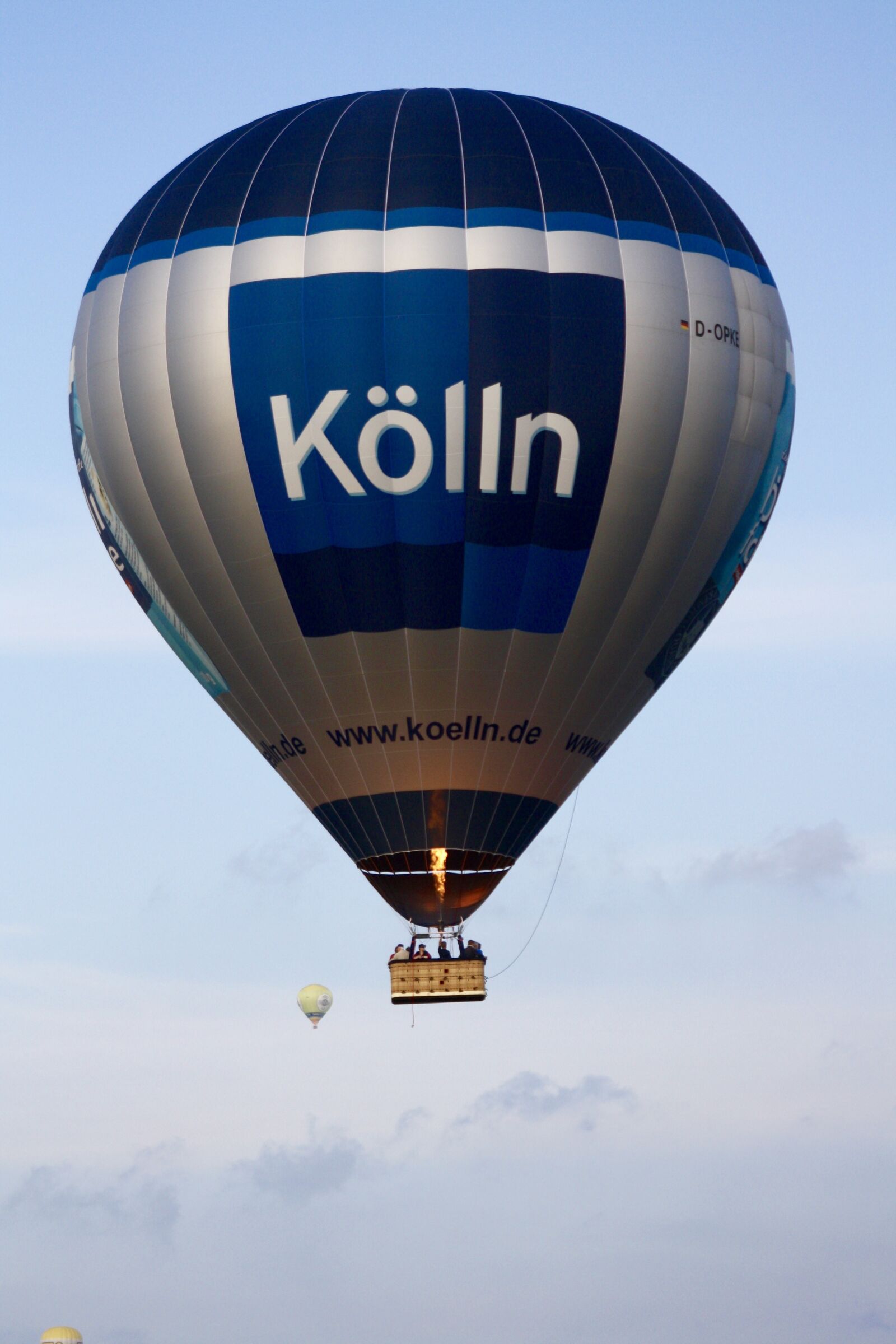 Canon EOS 1000D (EOS Digital Rebel XS / EOS Kiss F) sample photo. Balloon, sky, hot air photography