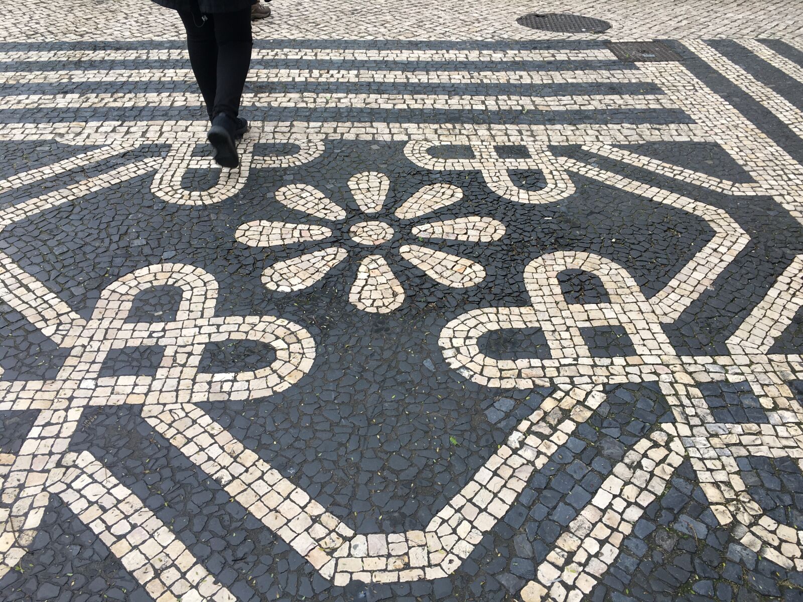 iPhone 6s Plus back camera 4.15mm f/2.2 sample photo. Tile, plaza, portugal photography