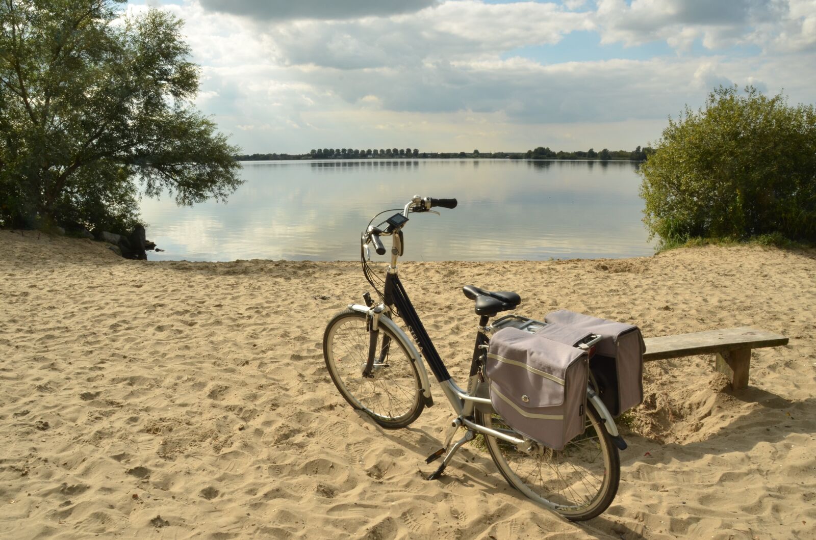 Nikon D7000 sample photo. Bicycle, bicycle tour, bank photography