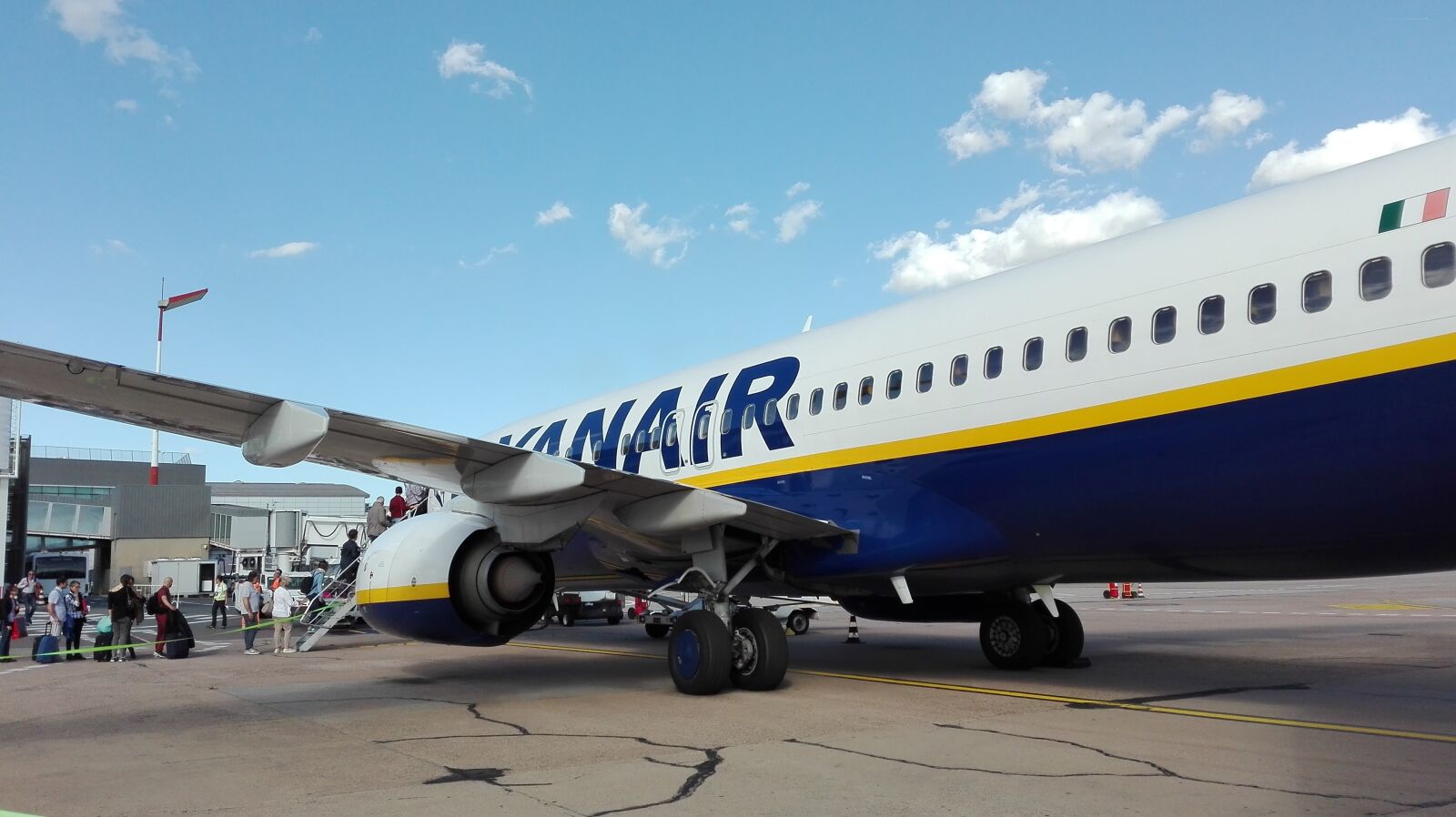 HUAWEI P8 Lite sample photo. Ryanair, airport, plane photography